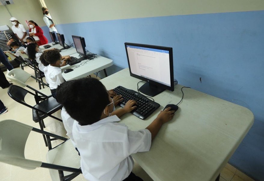 Primera Dama entregó computadoras y comedores a escuela en el distrito de la Tiza