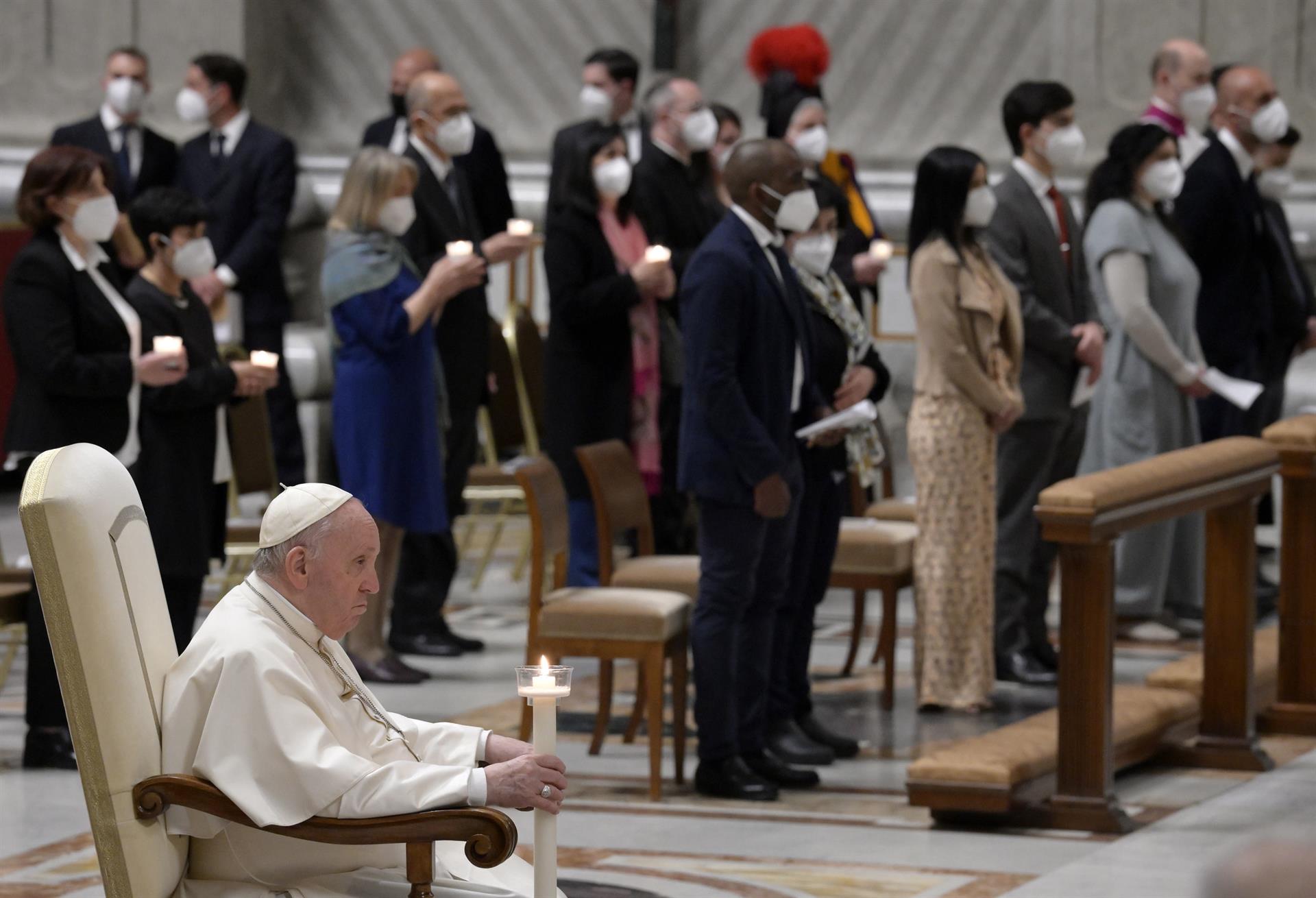El papa pide gestos de paz ante los horrores de la guerra en Vigilia Pascual