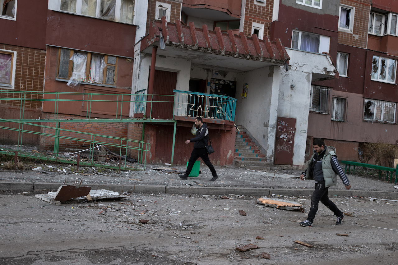 Minas terrestres con temporizadores son esparcidas en un pueblo ucraniano
