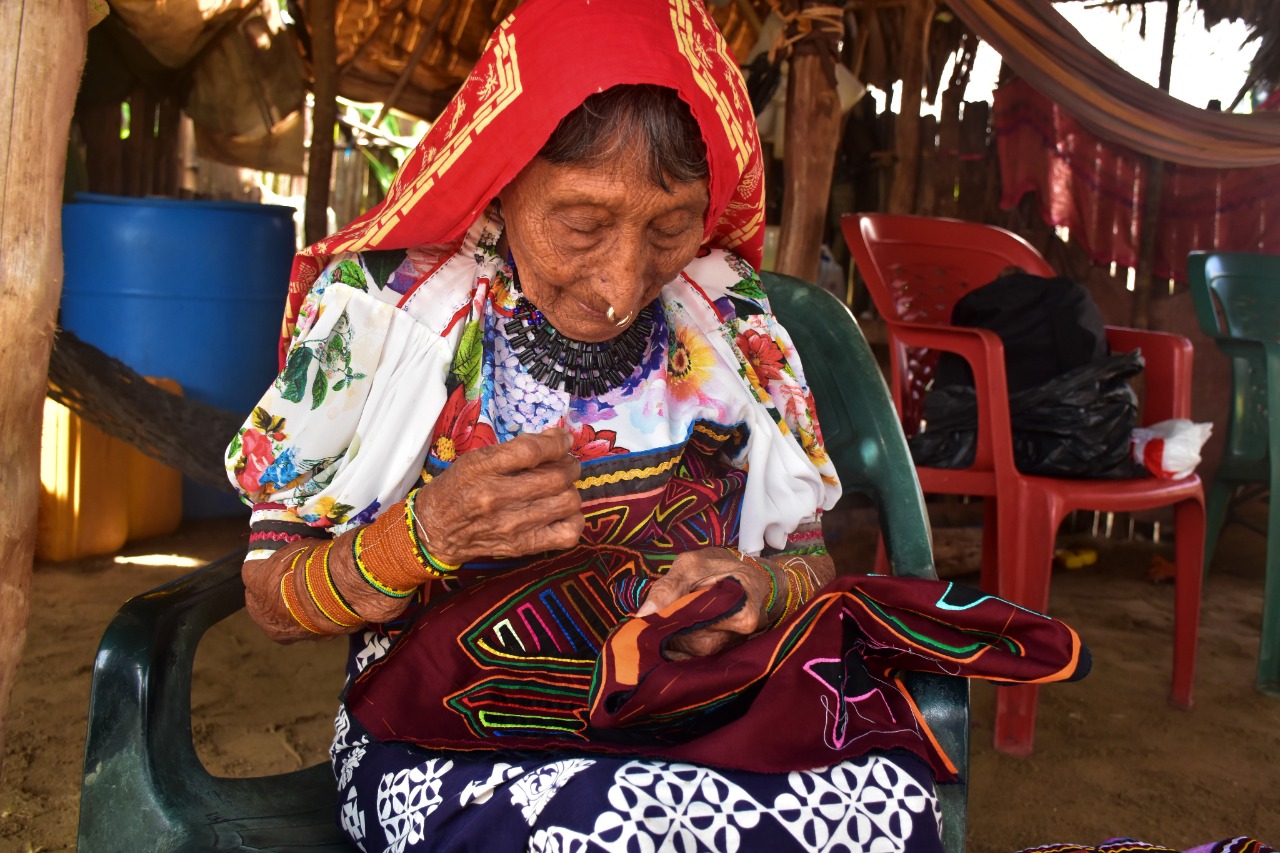 La abuela costurera Sipu Mayan diseña molas y alfarería a sus 88 años
