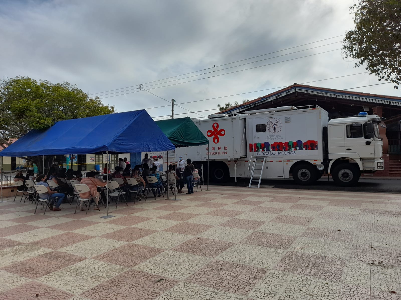 Más de 1,800 personas se atendieron en "Salud sobre Ruedas" en Los Santos