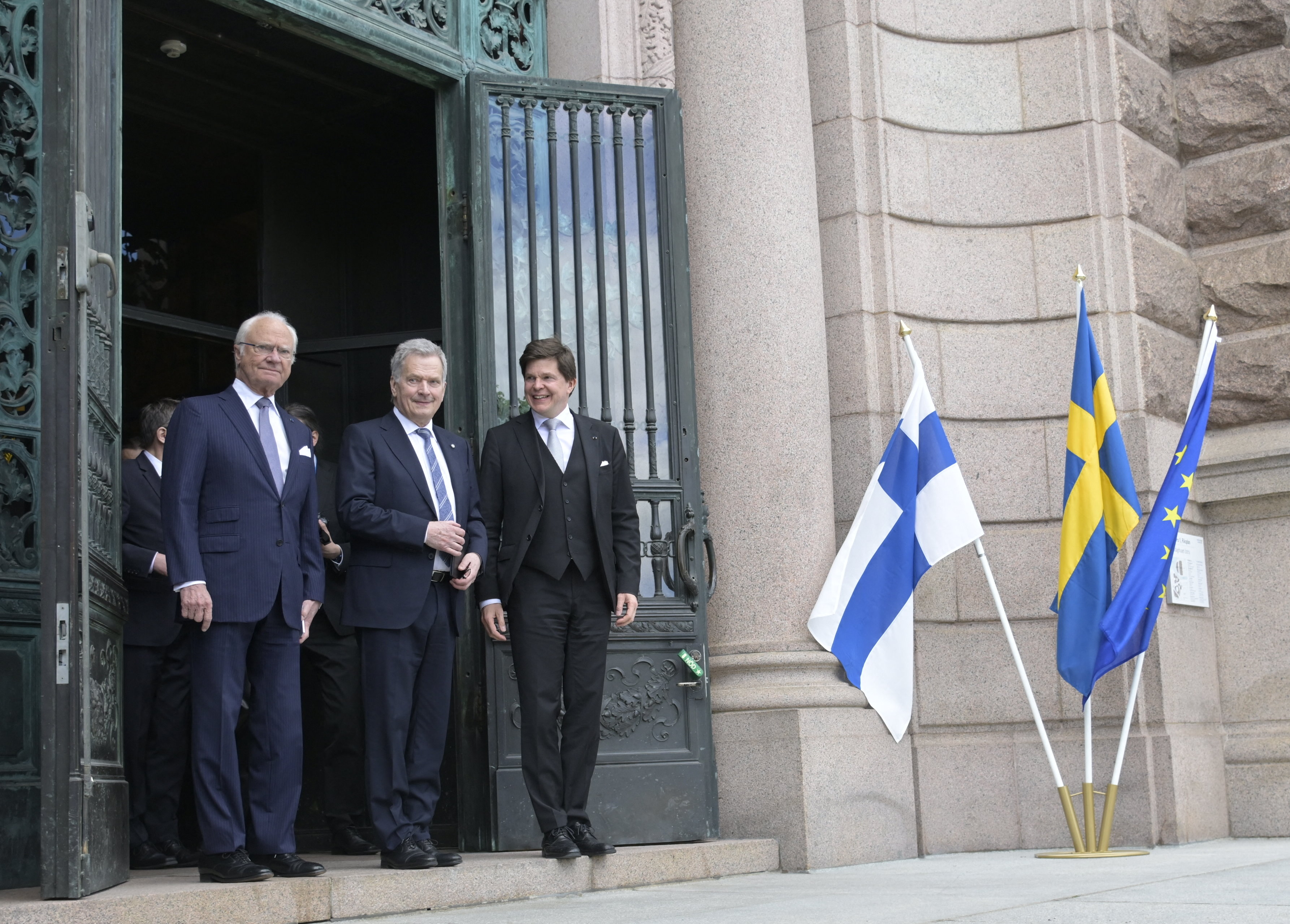 Parlamento de Finlandia vota mayoritariamente a favor de la adhesión a la OTAN