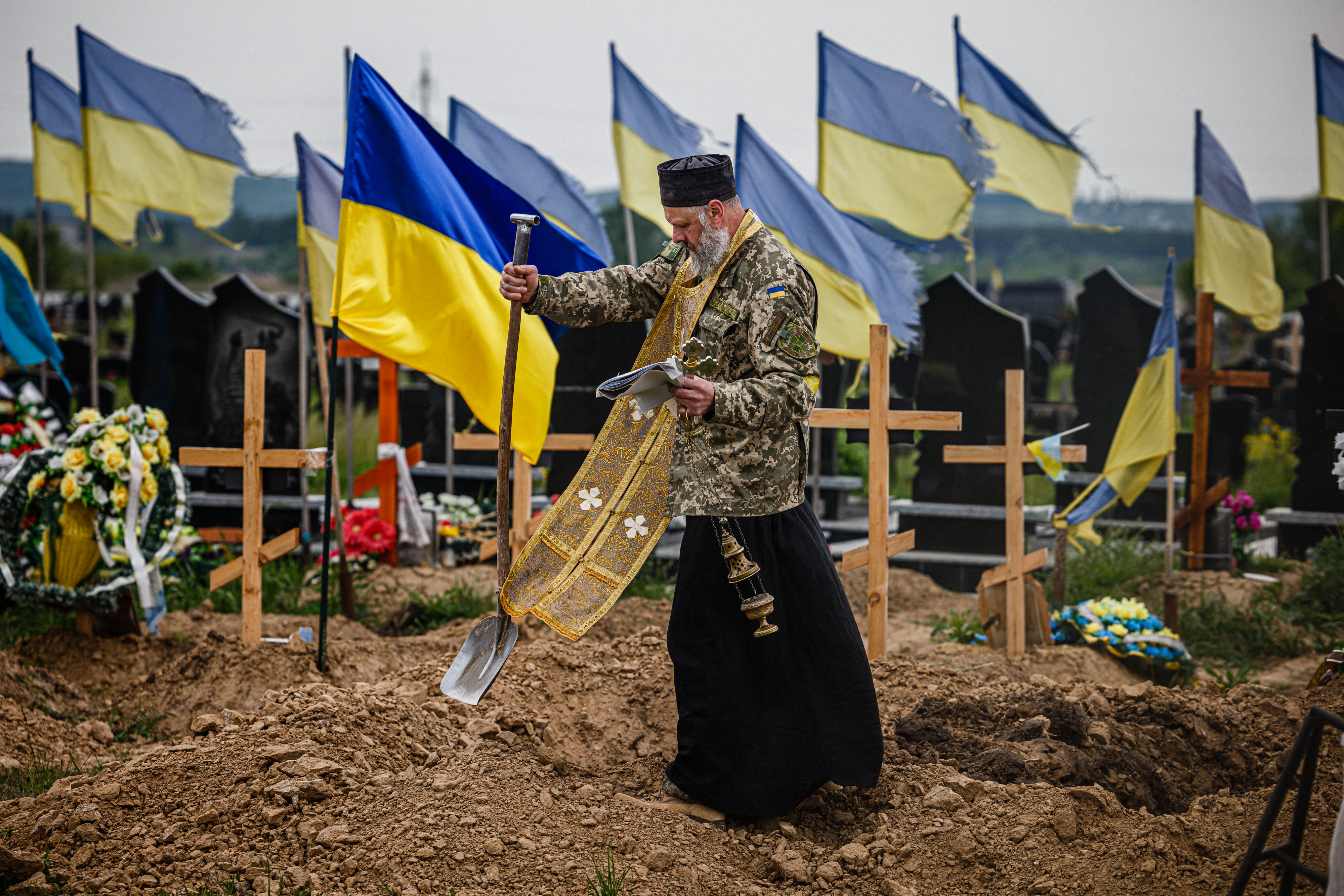 Lágrimas y honores en entierros en serie en cementerio militar de Ucrania