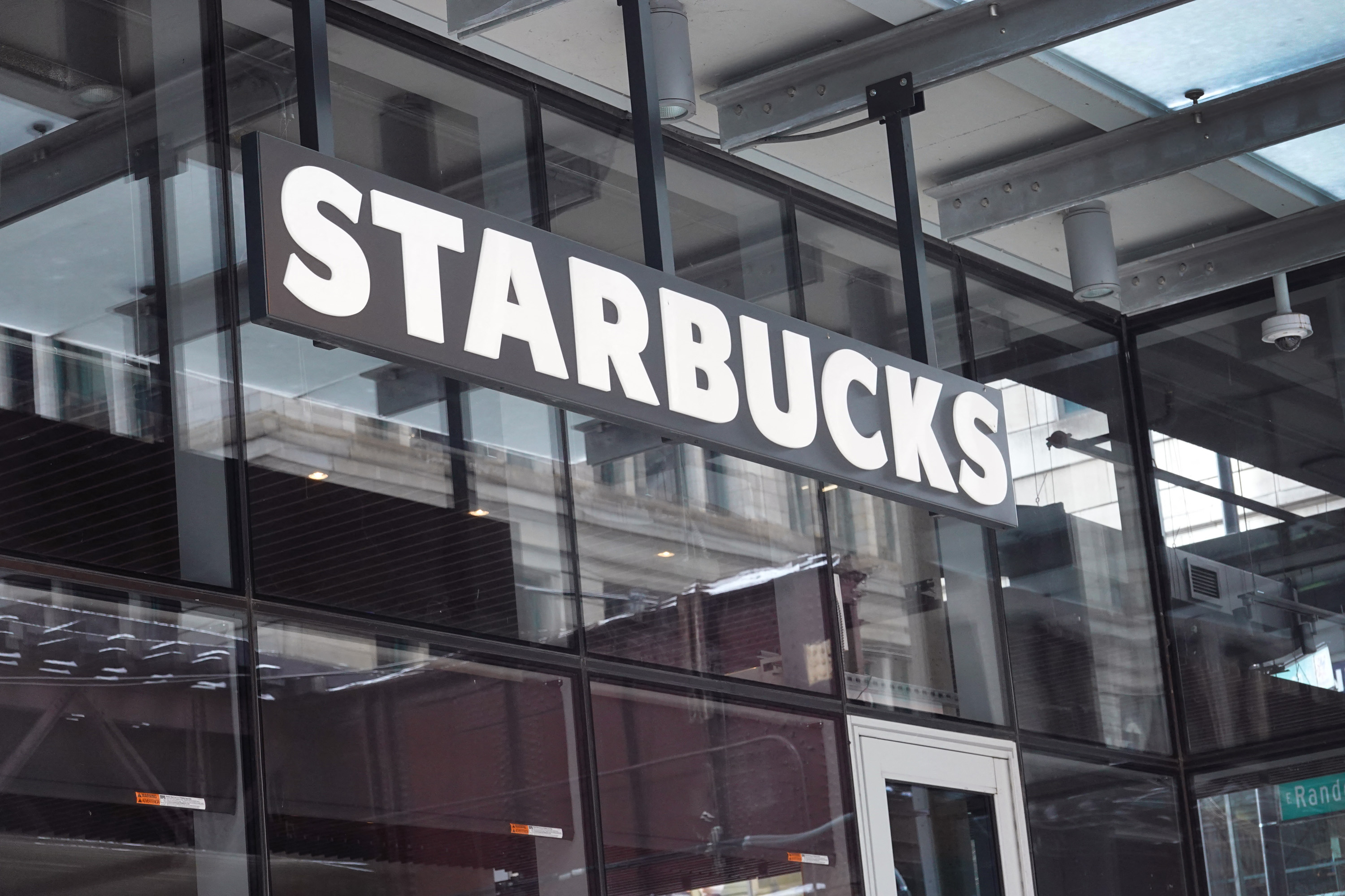 Starbucks compensa caída en China con desempeño en EE.UU., en 1er trimestre