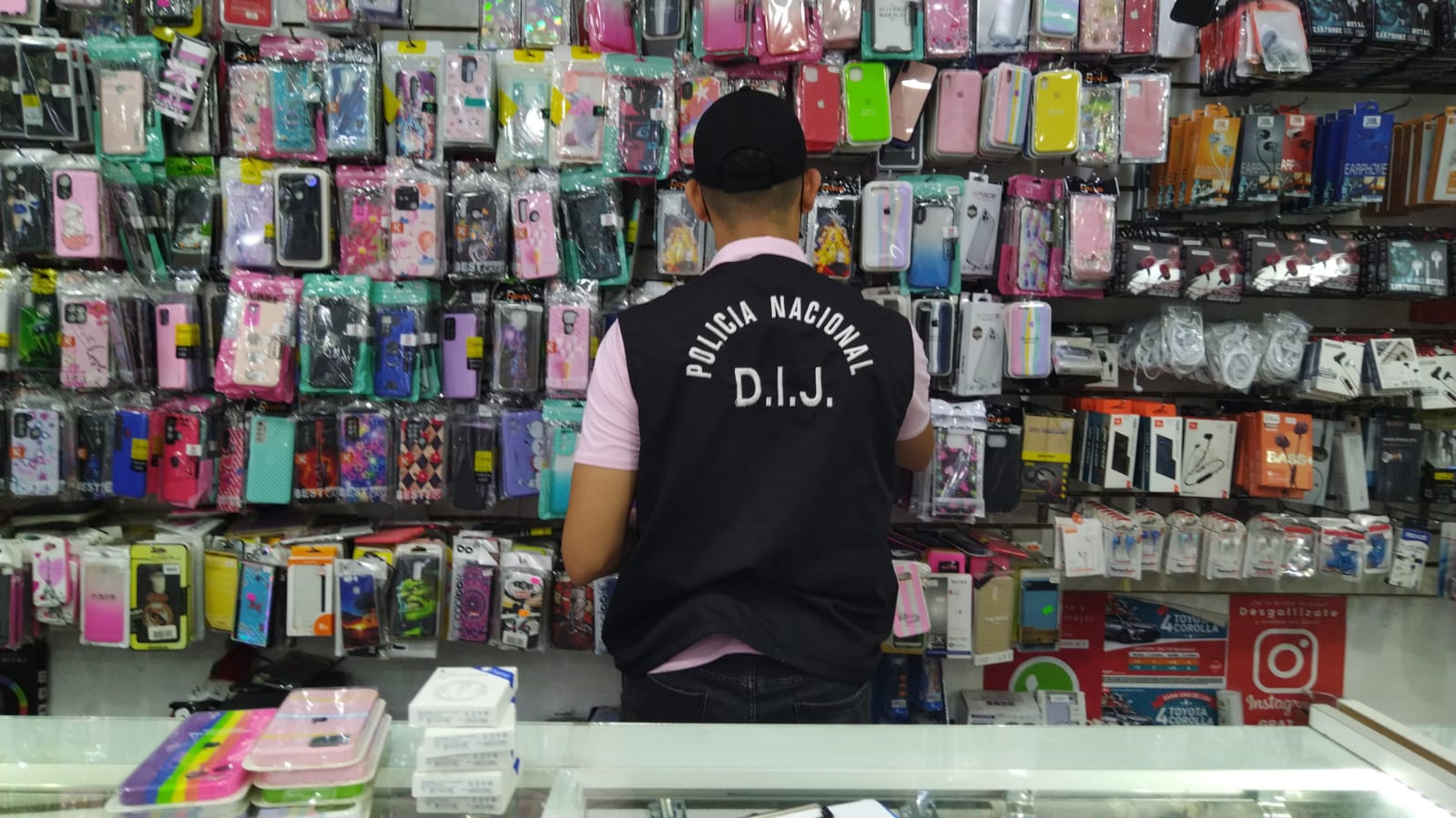 Productos de marcas falsificadas son confiscados por la DIJ