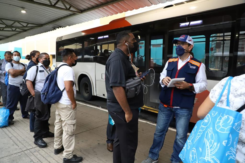 Defensoría del Pueblo aplica encuesta sorpresa a usuarios de Mi Bus en zonas pagas