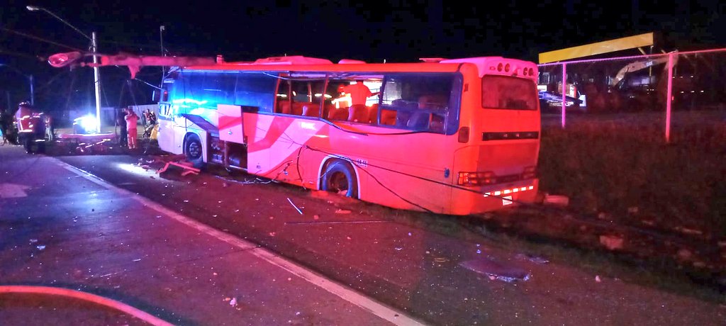 Bus con 63 migrantes a bordo se accidentó en Coclé