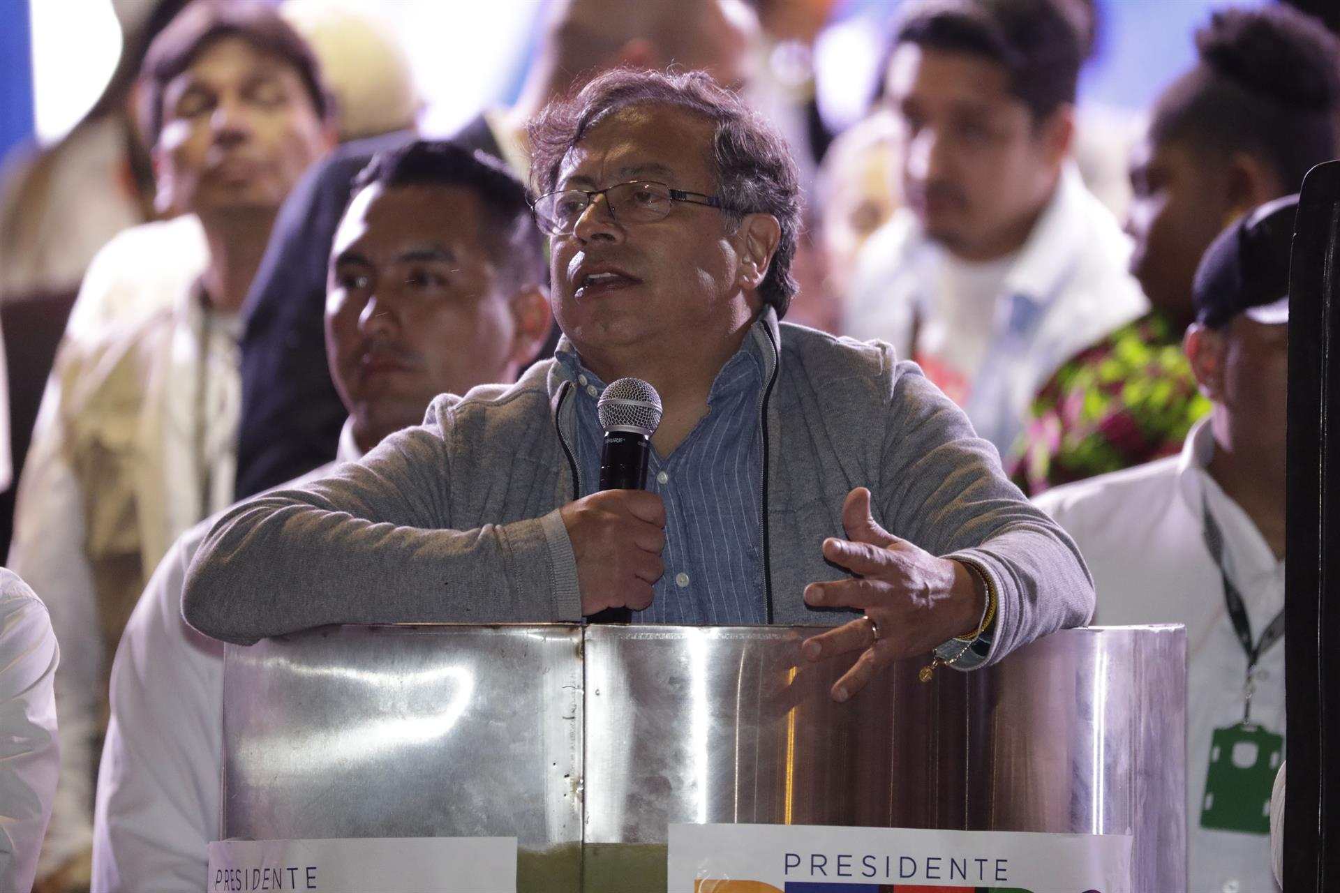 Ante las dos Colombias, "Fico" y Petro cierran sus campañas presidenciales