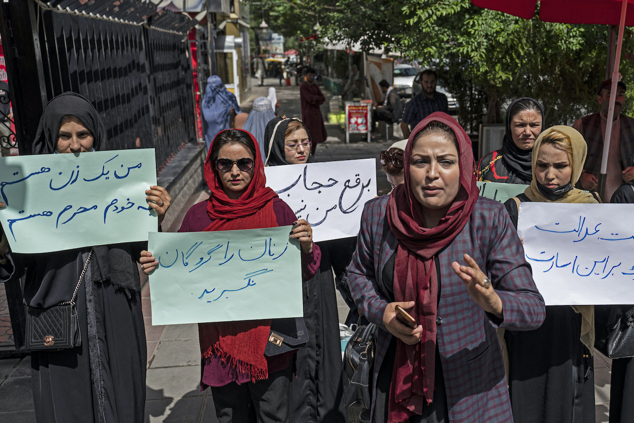 Una veintena de afganas salieron a las calles de Kabul para exigir sus derechos