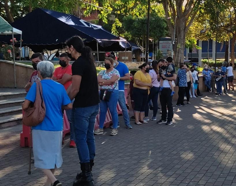 Largas filas para hisoparse en el parque Miguel De Cervantes Saavedra en Chiriquí