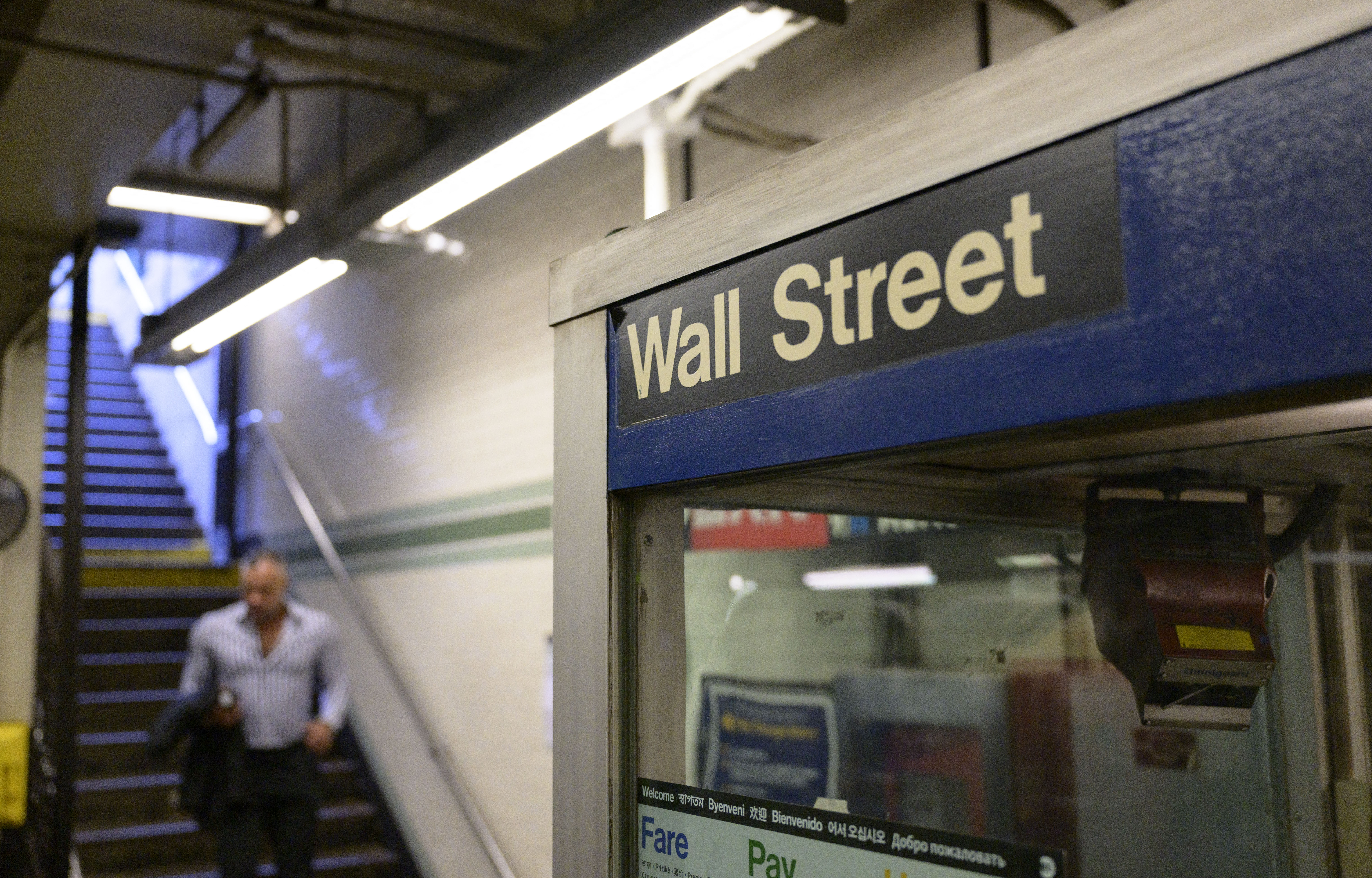 Wall Street termina con leve baja por caídas en sector energético y maquinaria