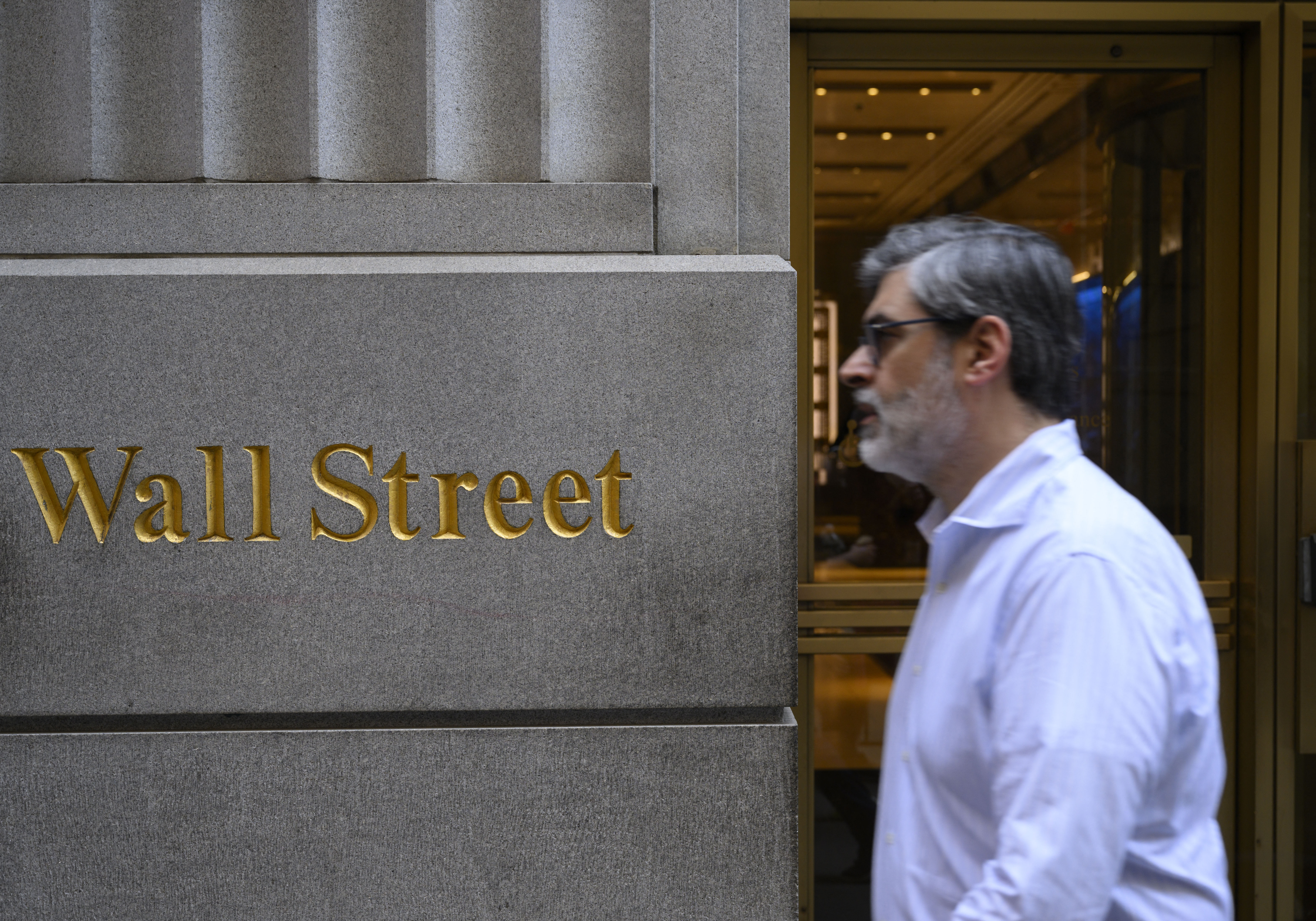 Wall Street abre dispersa ante malos indicadores