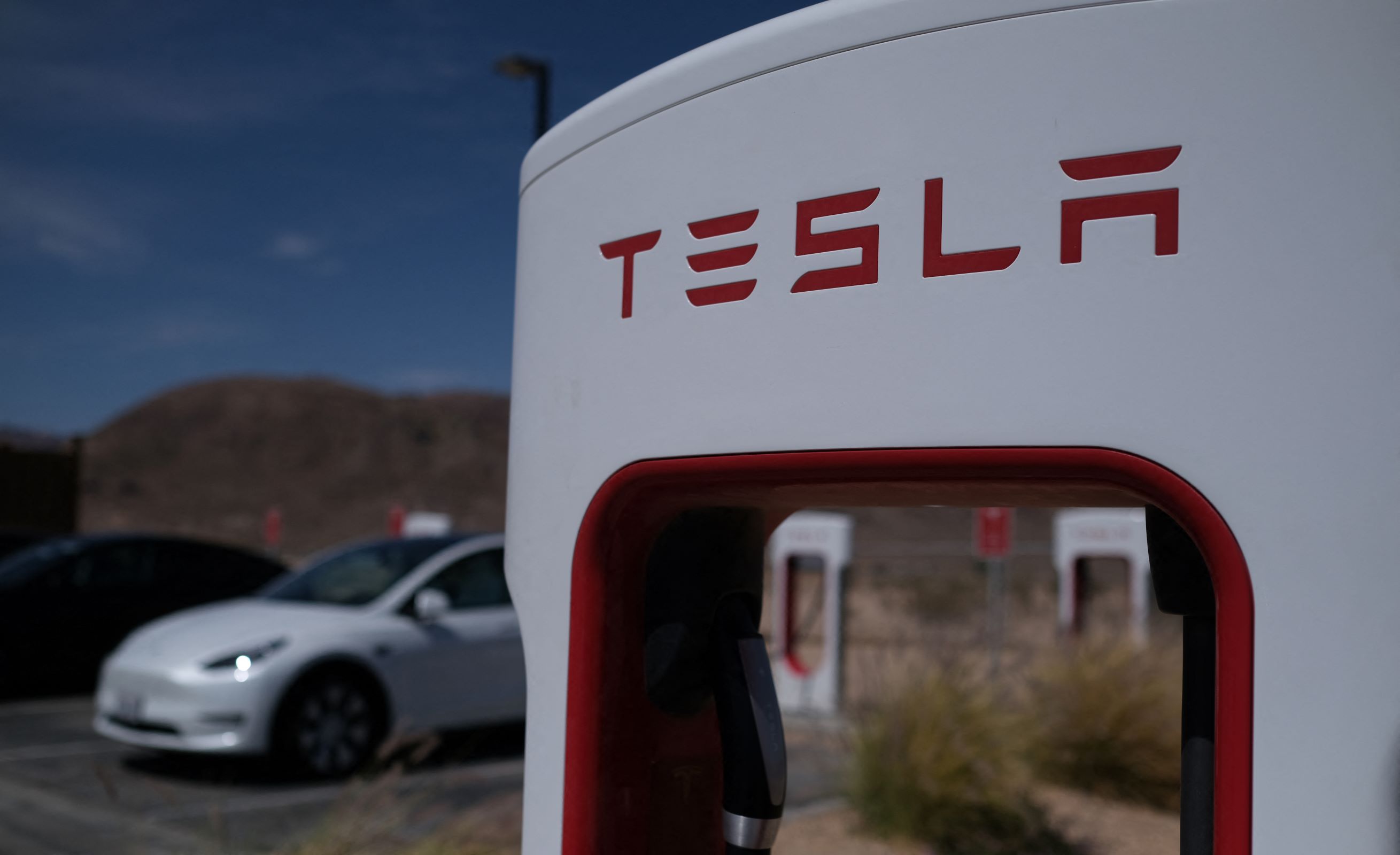 EE.UU., extiende investigación a Tesla por colisiones con vehículos de emergencia