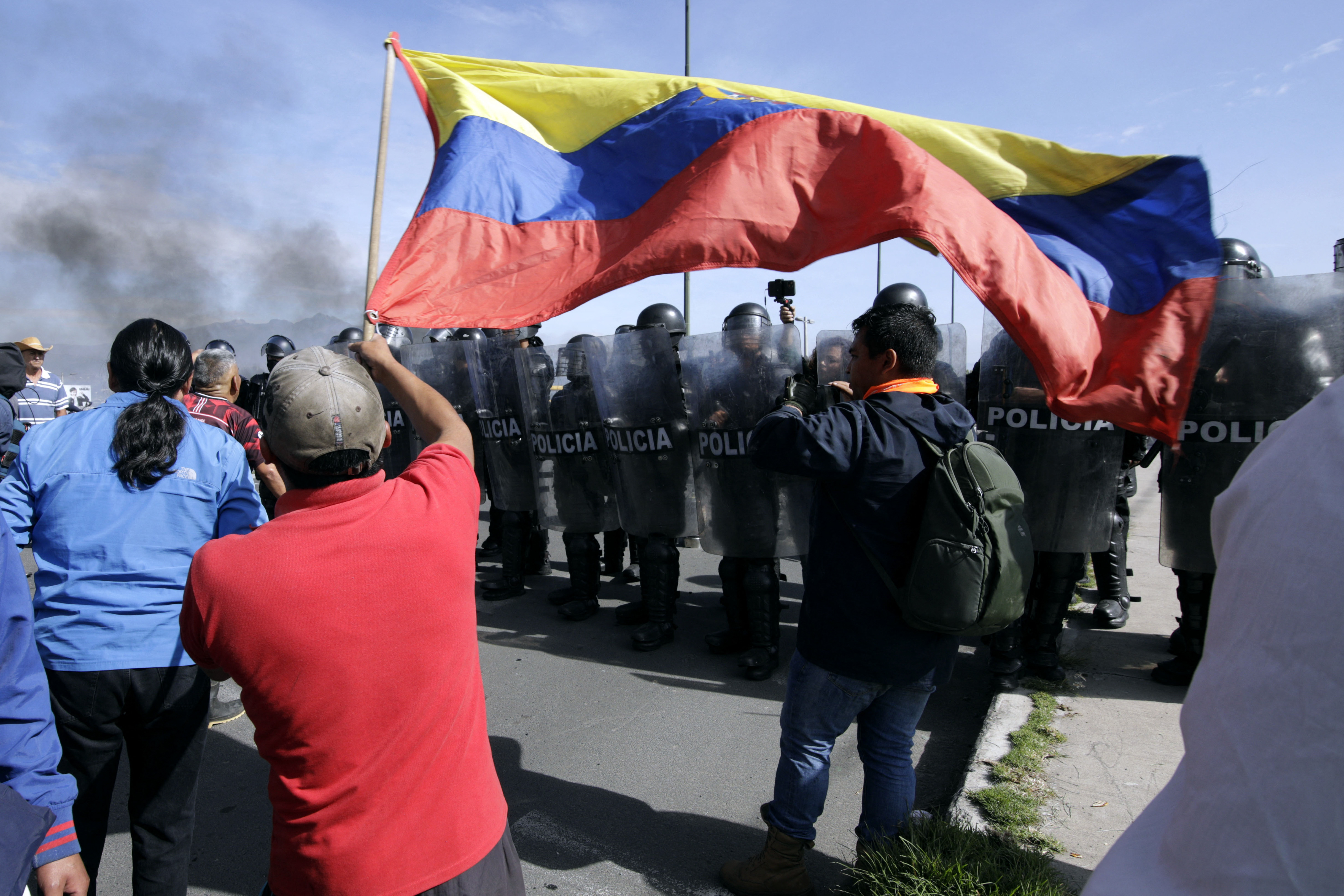 Lasso cede parcialmente para dialogar con indígenas que protestan en Ecuador