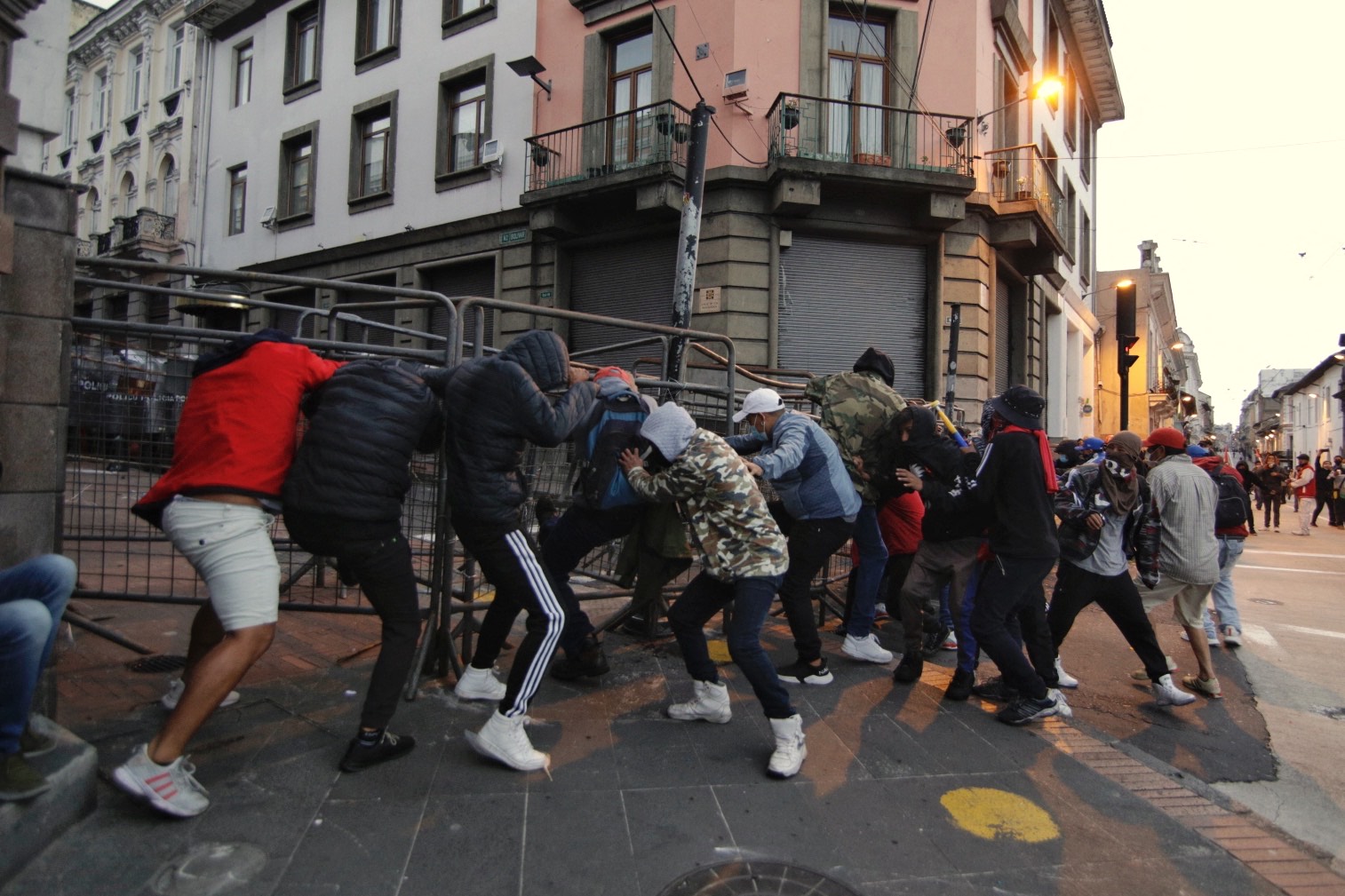 Choques entre indígenas y policías en Quito; gobierno alerta sobre amenazas a la democracia