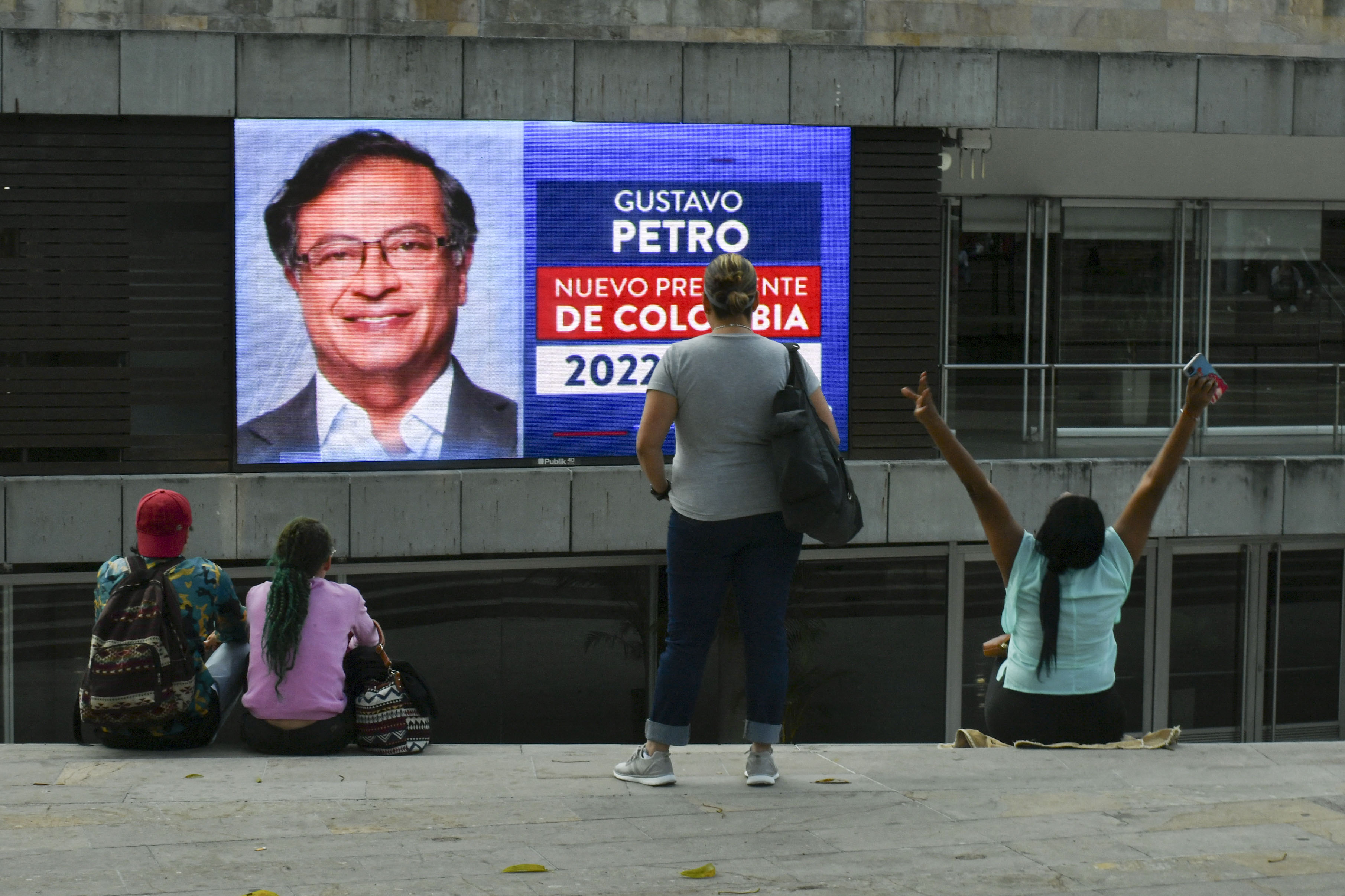 Petro festeja "la primera victoria popular" tras su elección como presidente de Colombia