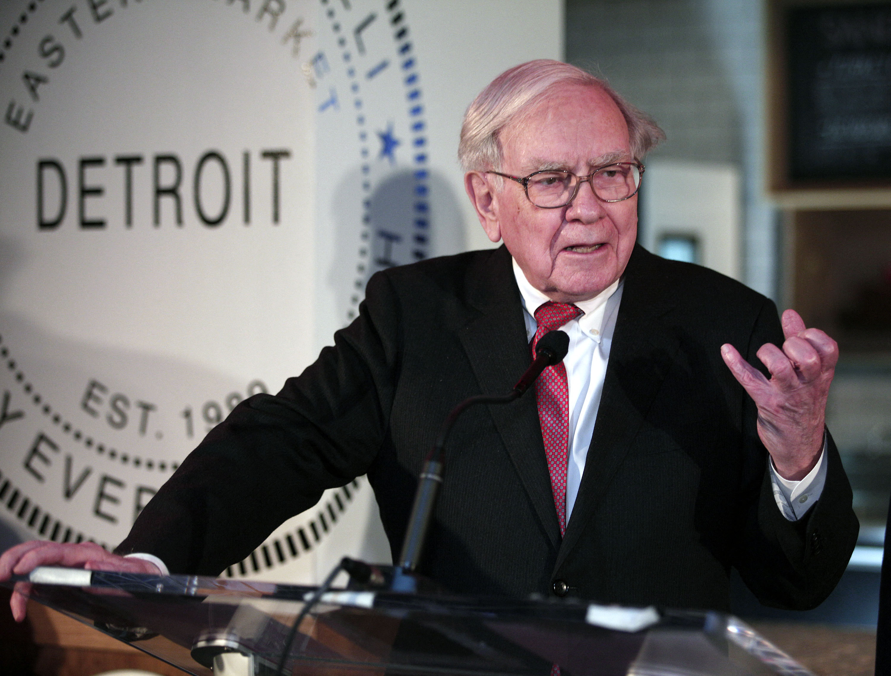 Pagan 19 millones por un almuerzo caritativo con Warren Buffet en EE.UU.
