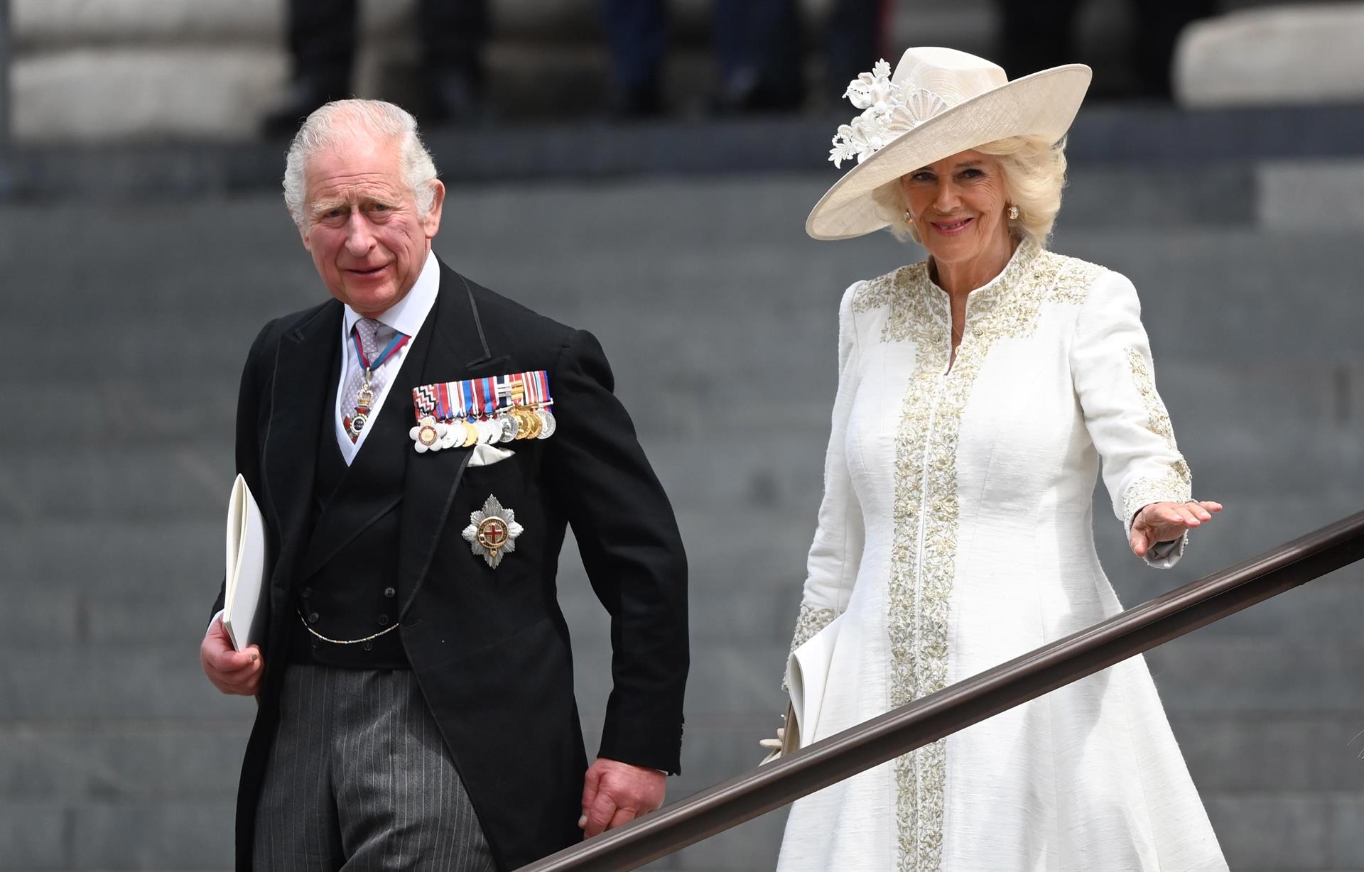 El príncipe Carlos agradeció a Isabel II por 70 años de servicio