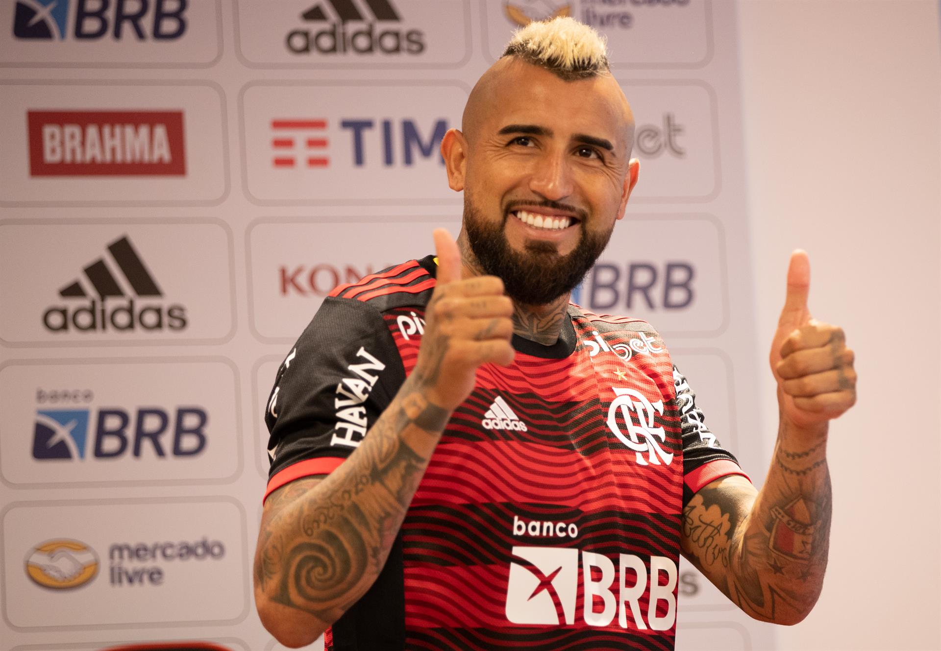 Arturo Vidal anota su primer gol en Brasil y Flamengo gana terreno