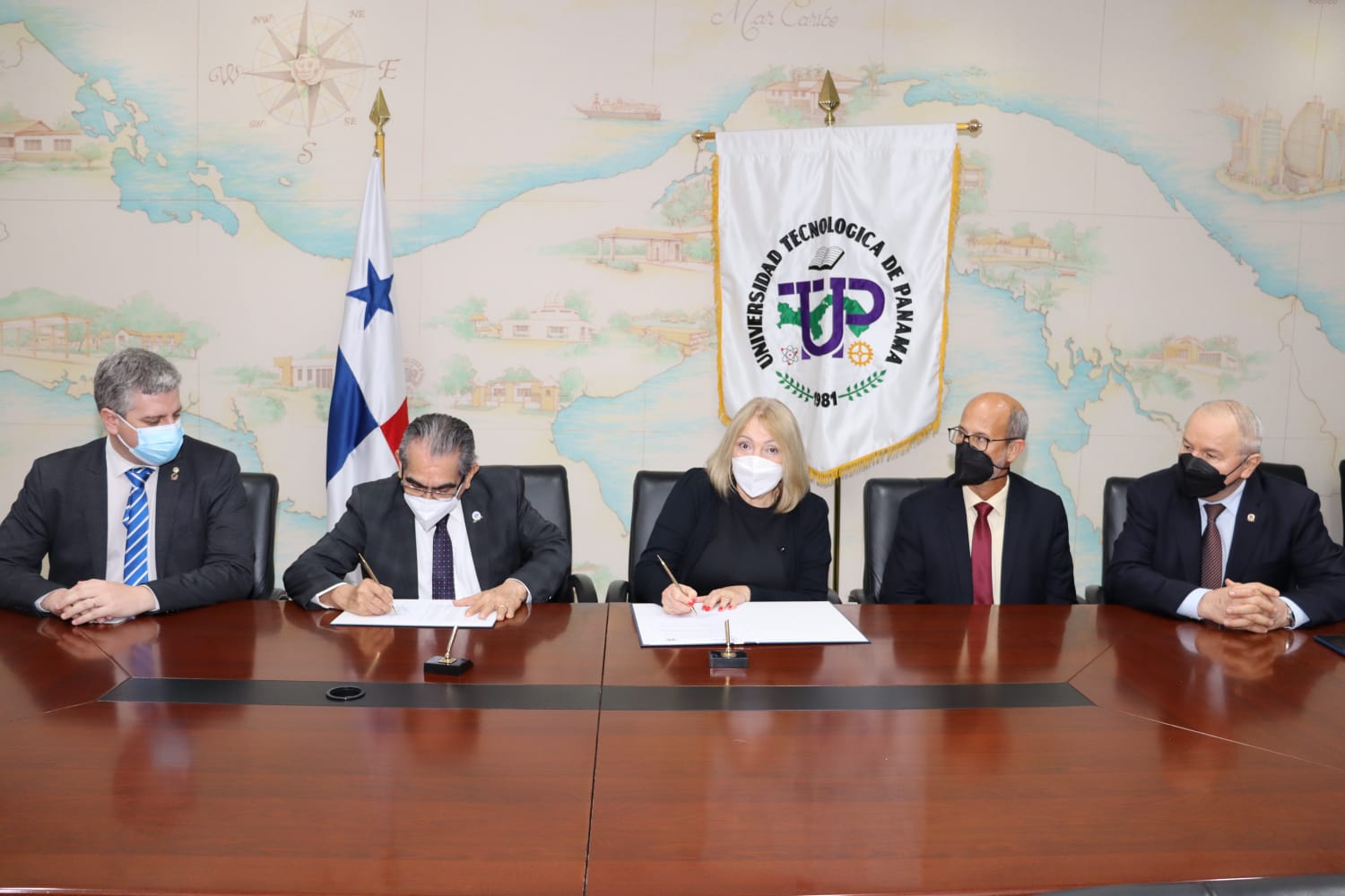 Parlatino y UTP firman convenio para implementación de sistema energético renovable