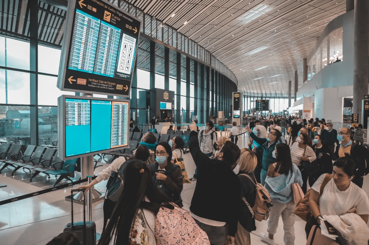 Tráfico global de pasajeros aumentó 64.4% en 2022