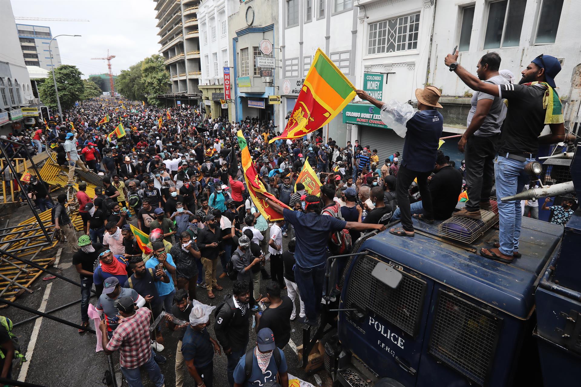 Cientos de manifestantes entraron en la residencia oficial del presidente de Sri Lanka