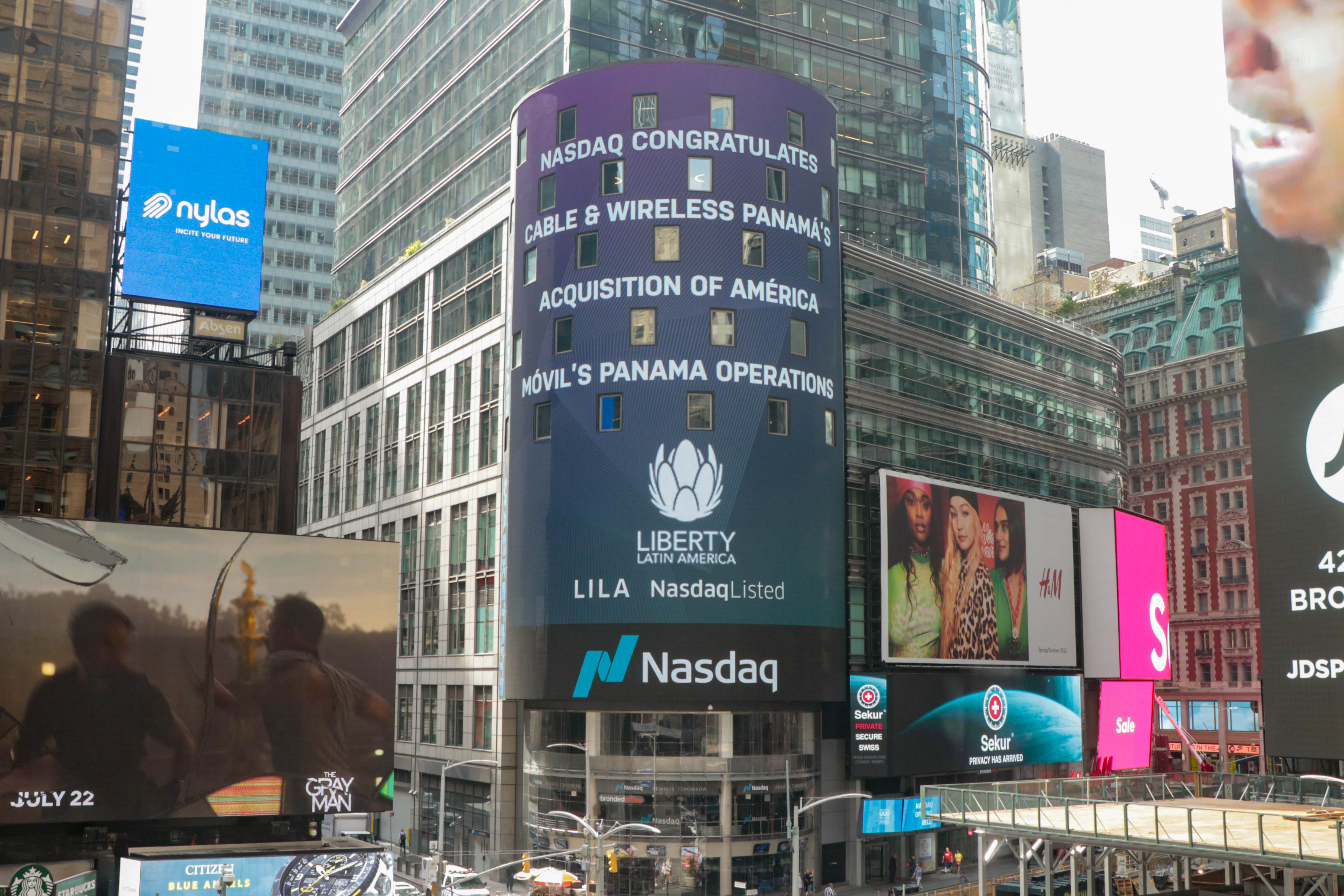 Nasdaq en Times Square de Nueva York felicita a +Móvil por adquisición de Claro