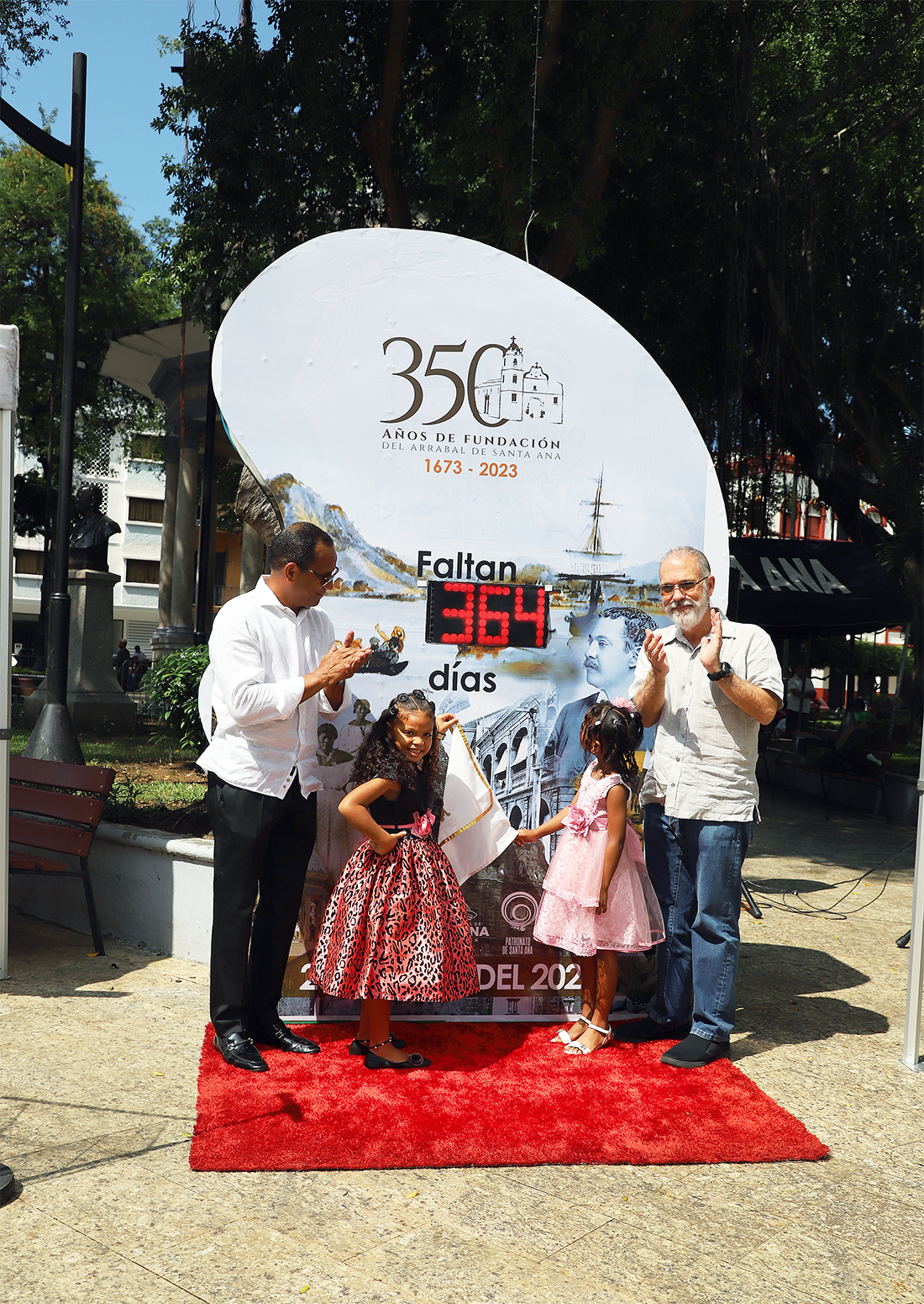 Develan reloj que marca la cuenta regresiva de los 350 años de fundación del Arrabal de Santa Ana