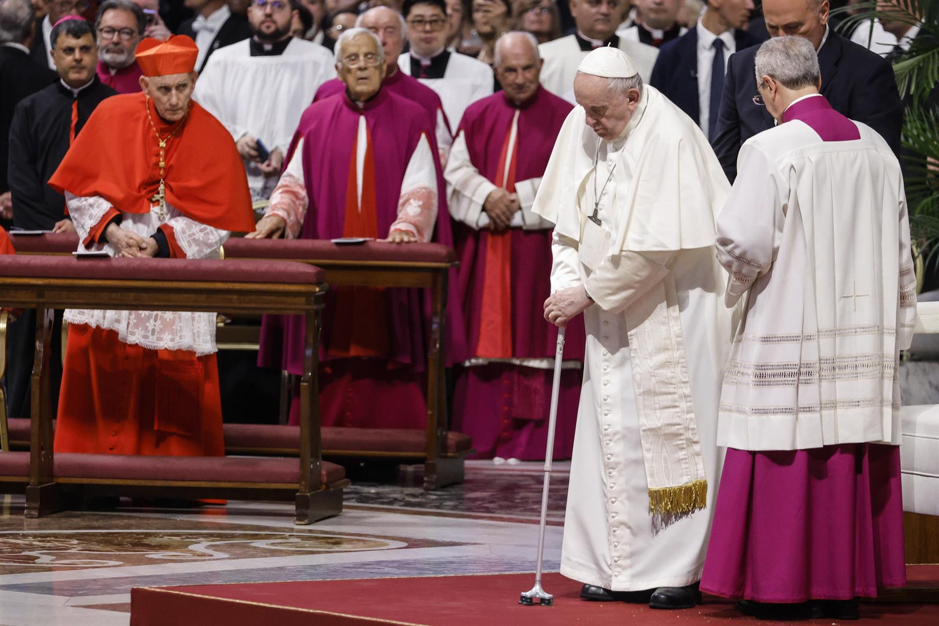El papa pide a los cardenales huir de la tentación de sentirse "a la altura"