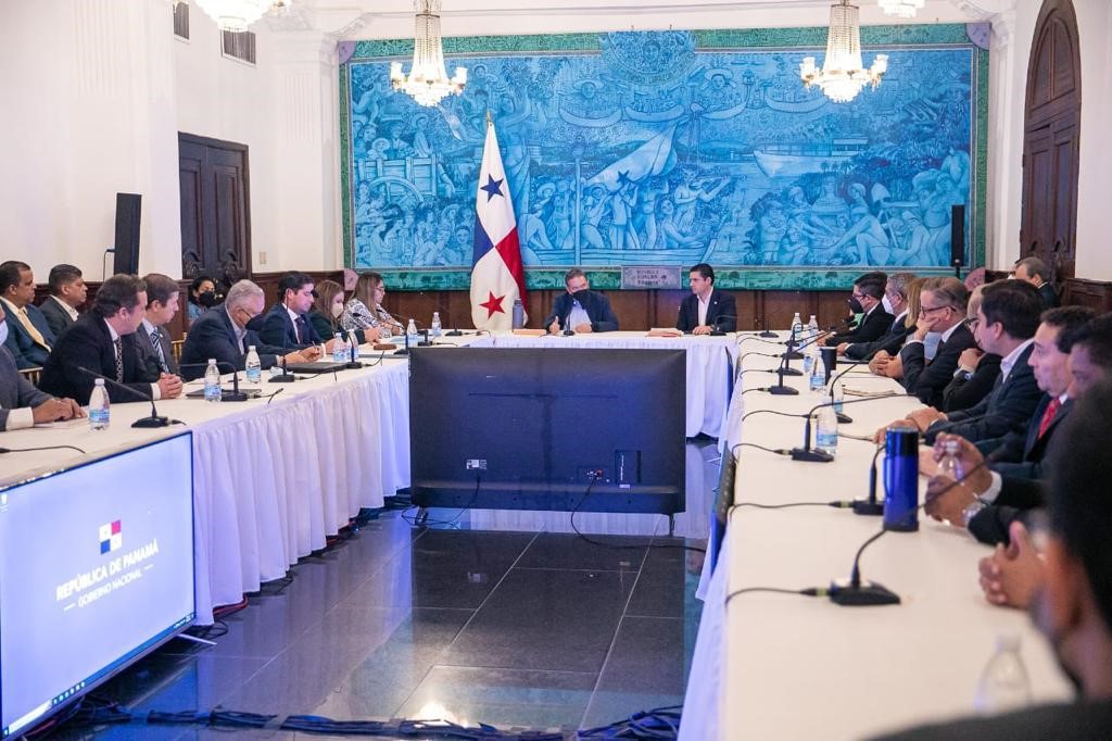 Presidente Cortizo recibió informe de los negociadores del Ejecutivo en la mesa de diálogo