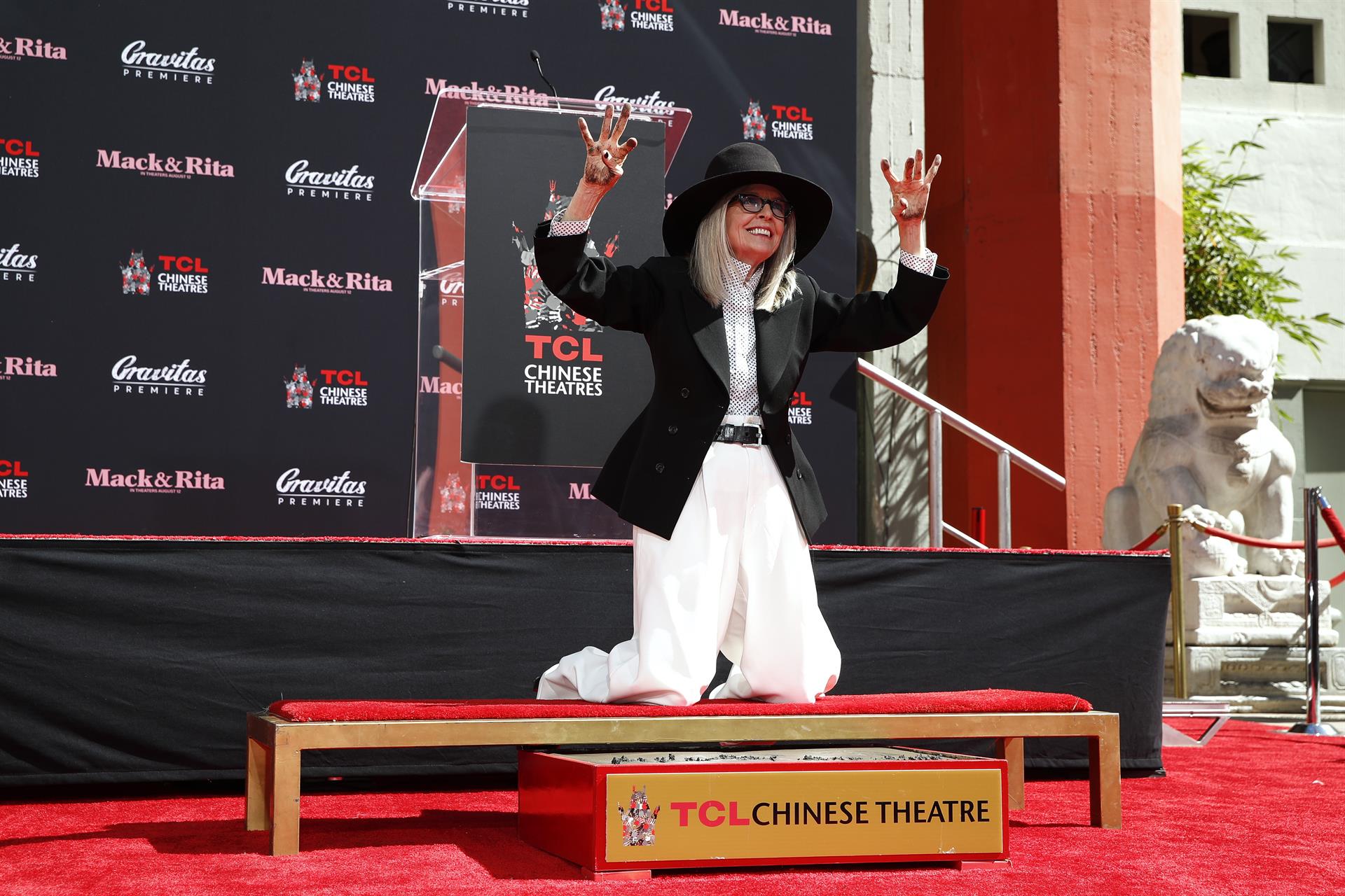 Diane Keaton inmortaliza sus huellas en el famoso Teatro Chino de Hollywood