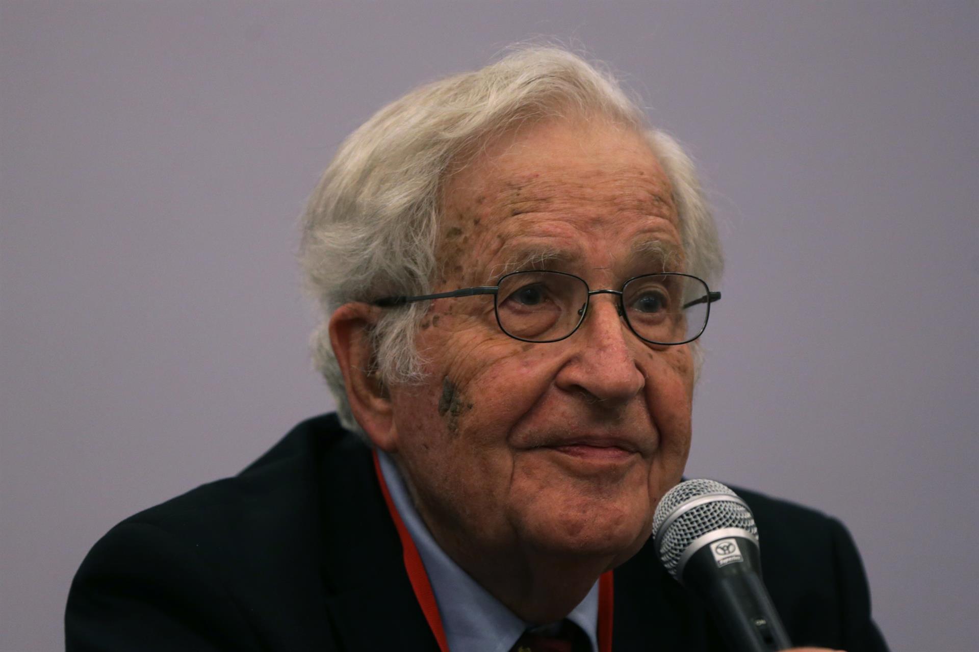 Chomsky, Corbyn y 200 figuras mundiales piden aprobar la nueva Constitución chilena