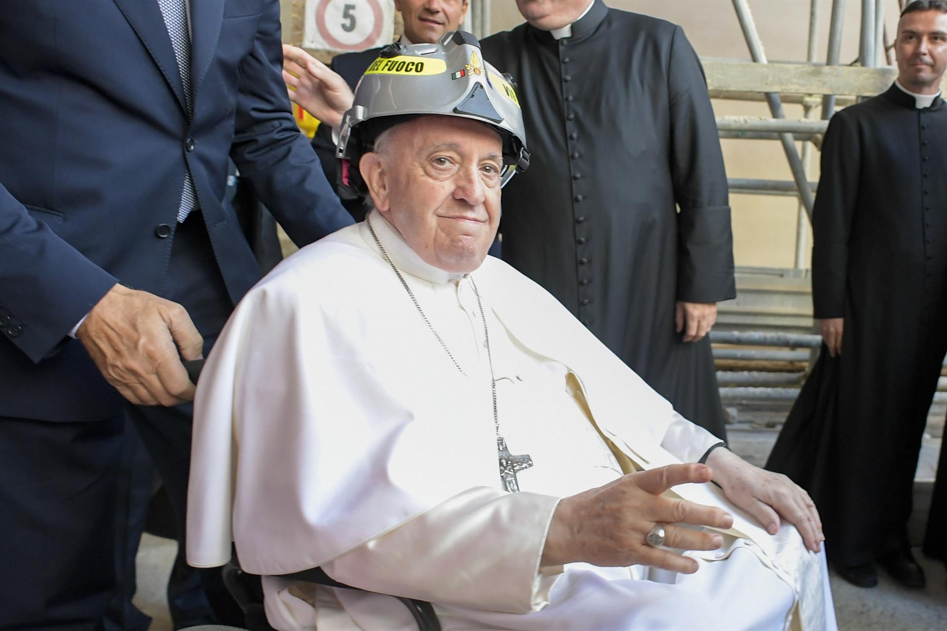 Francisco visitó la tumba de Celestino V, el primer papa que renunció