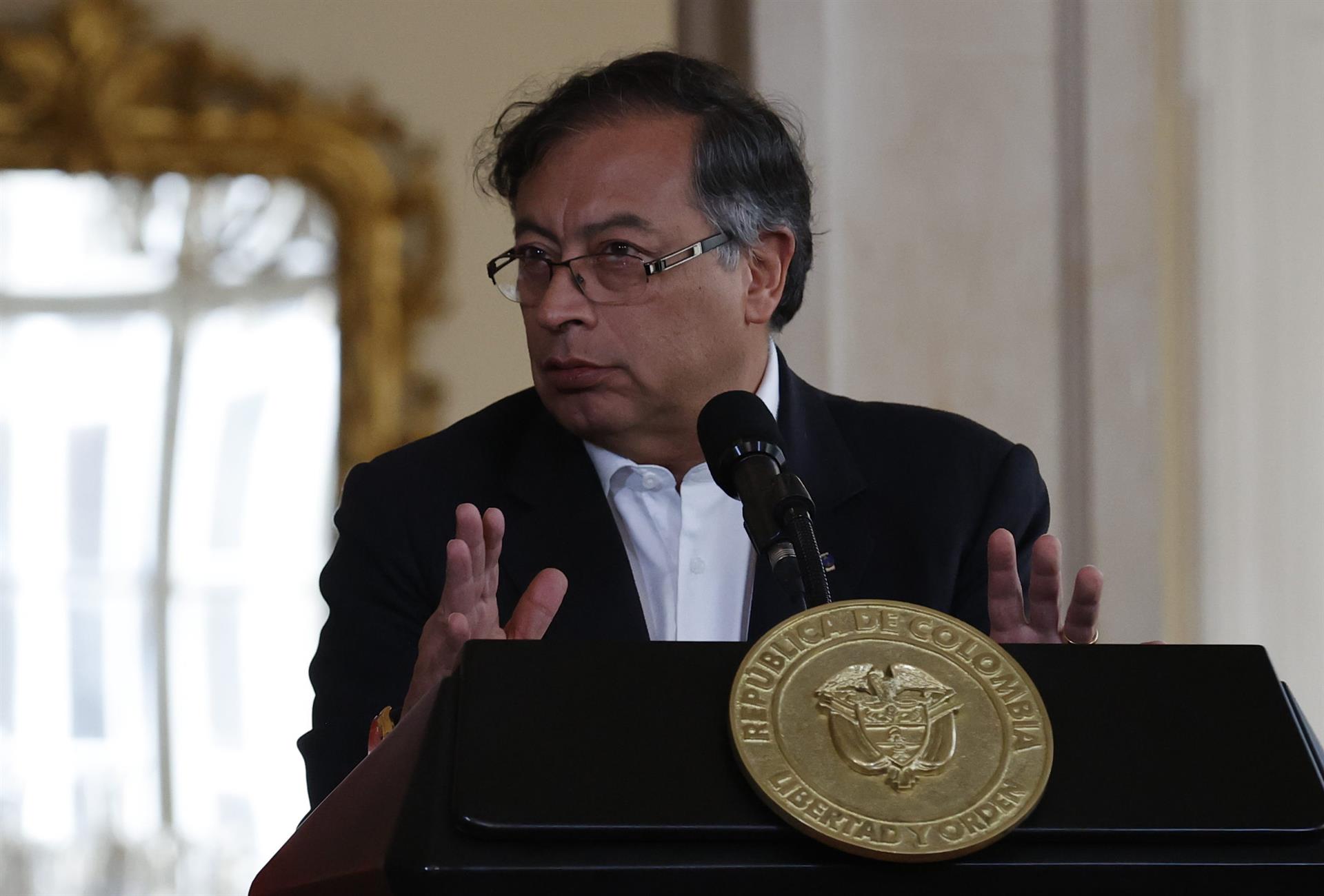 Petro emprende una senda de unidad latinoamericana en primer día como presidente
