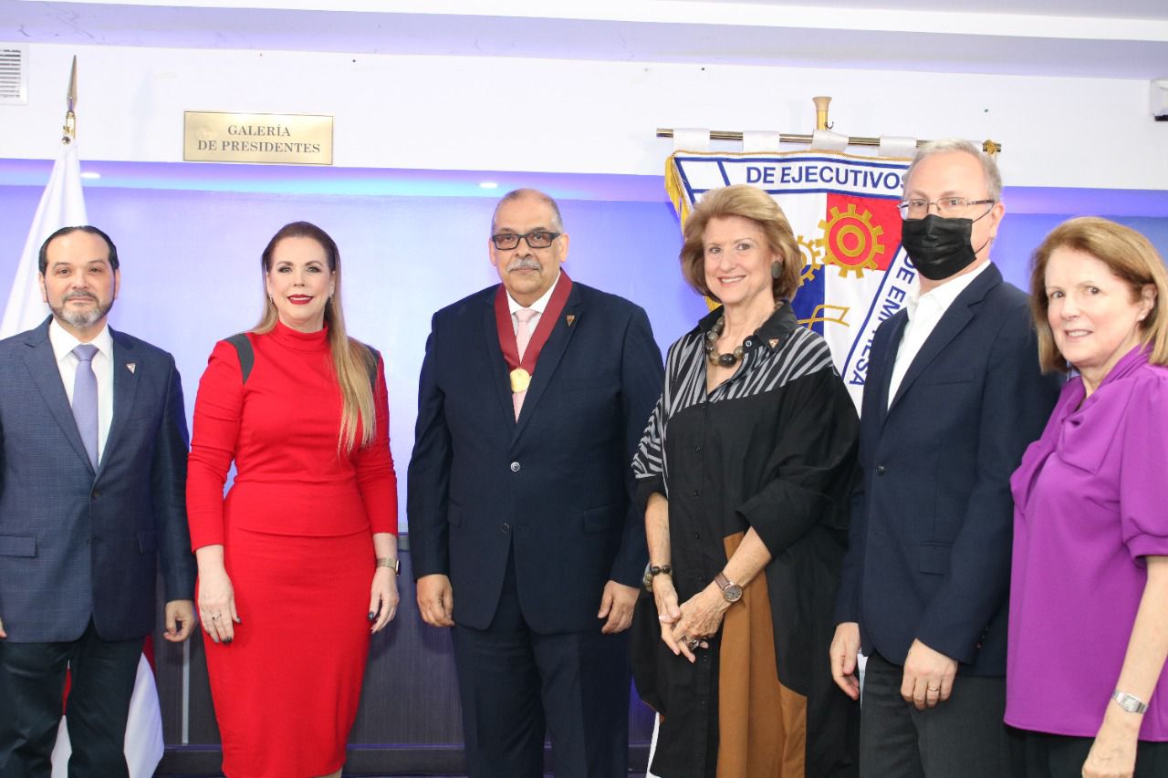 Rubén M. Castillo Gill recibió la “Medalla Fernando Eleta”, de APEDE