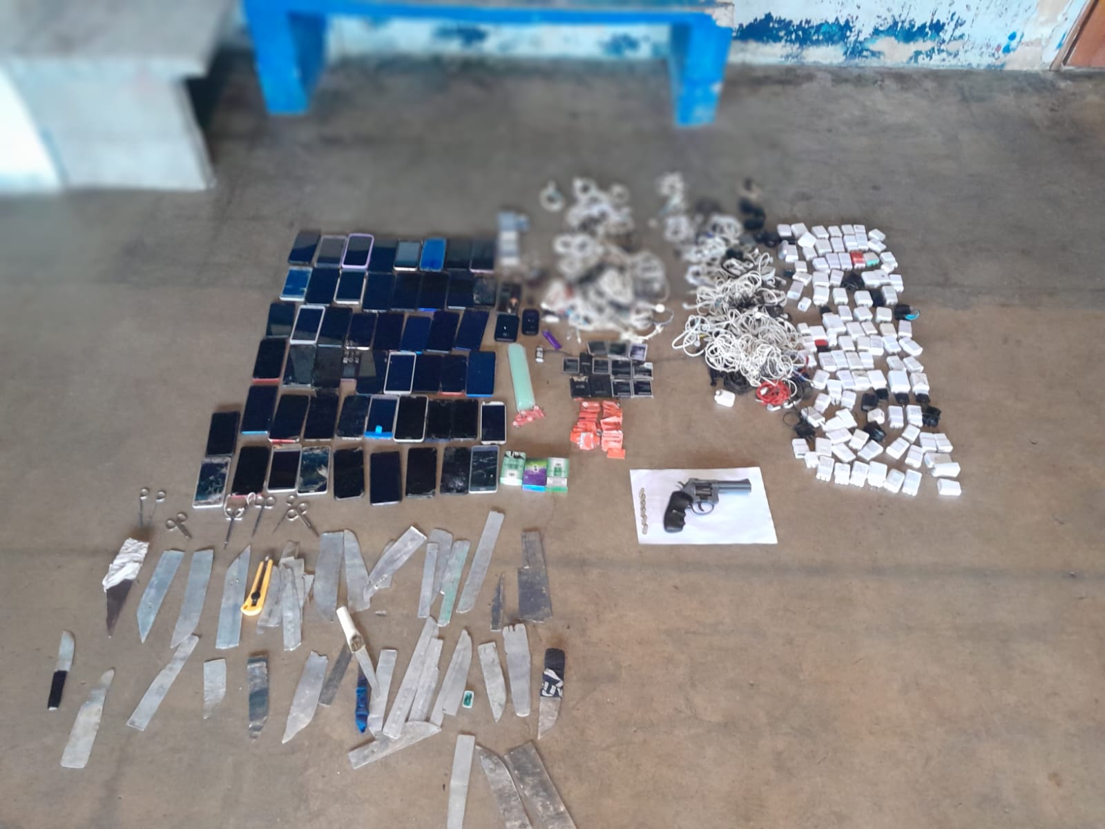 Decomisan un arma de fuego, 52 celulares y armas punzocortantes en cárcel de Colón