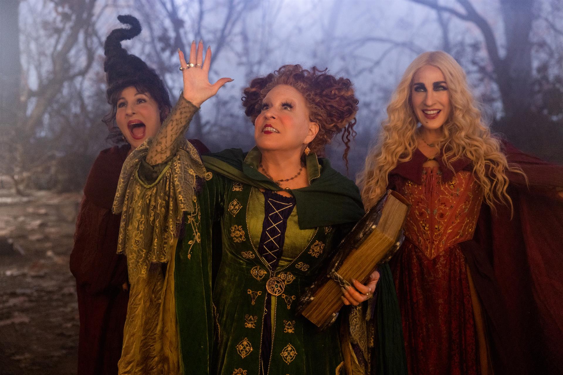 Las brujas de Salem regresan con humor y mucha nostalgia en "Hocus Pocus 2"