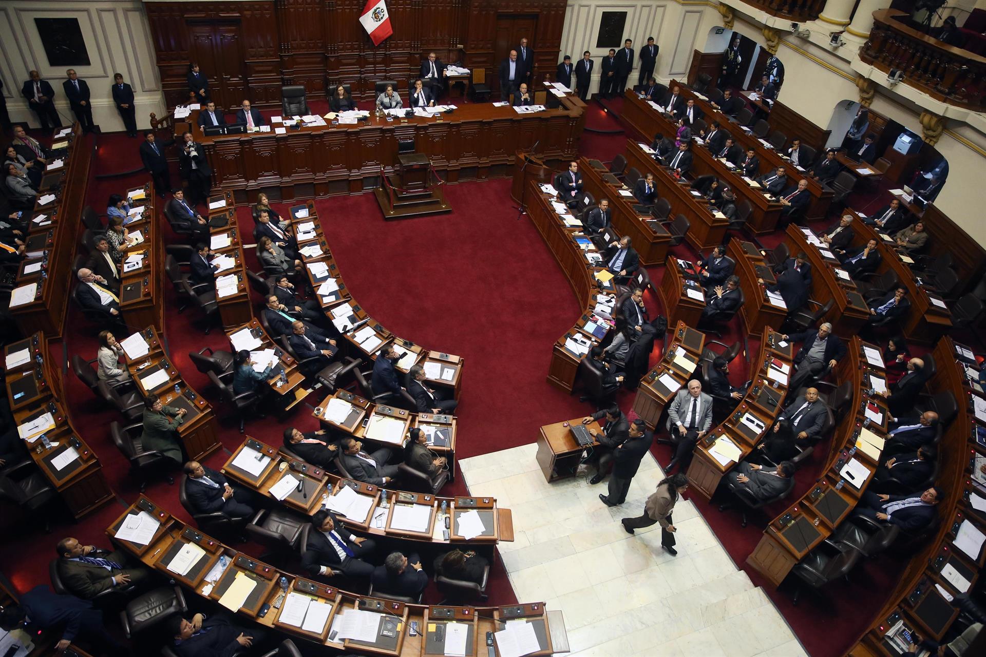 Congreso peruano destituyó a su presidenta por concertar leyes con su partido