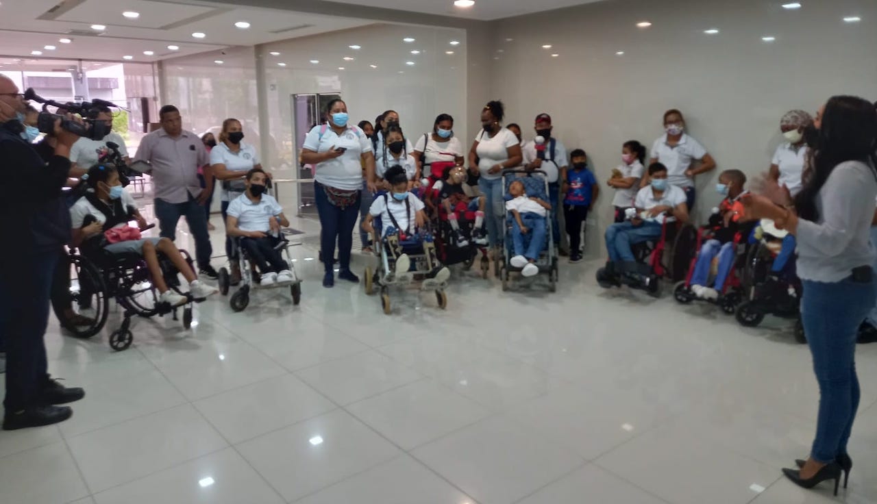 Quince estudiantes en silla de ruedas, del IPHE, visitaron instalaciones de SERTV