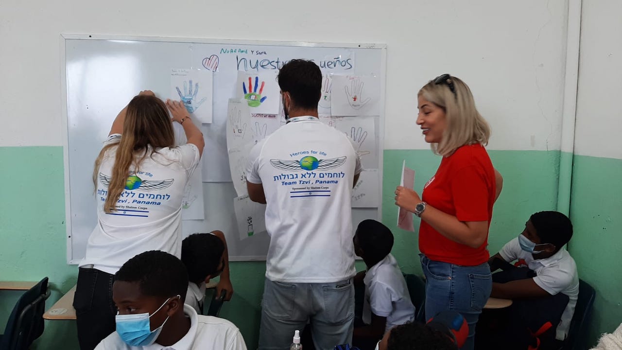 “Héroes por la Vida”, voluntarios israelíes, apoyaron a cinco colegios de Panamá