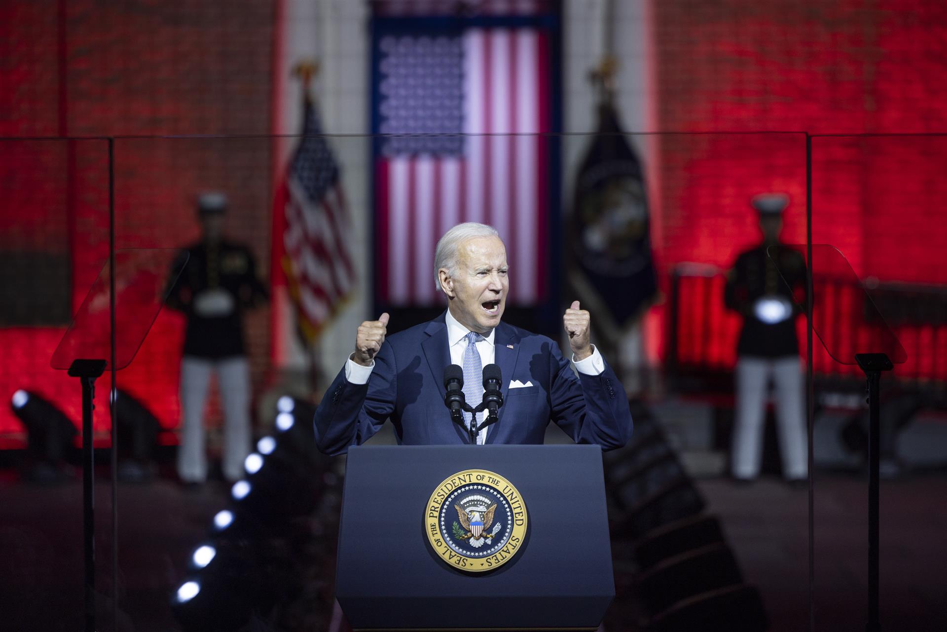 Biden arremetió contra el trumpismo desde la cuna de la democracia de EE.UU.