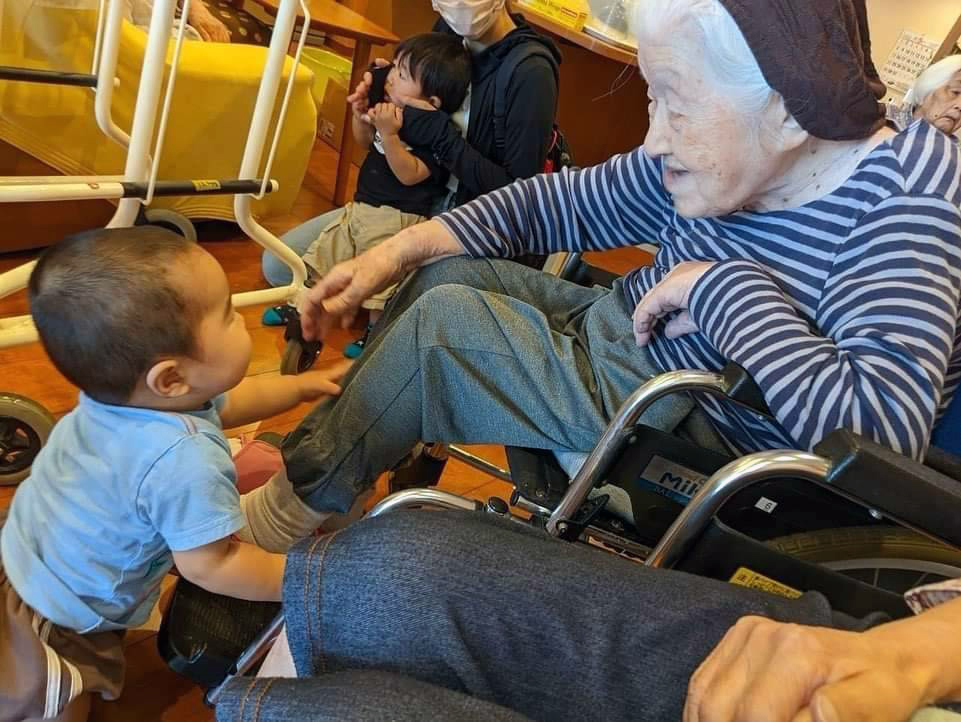 En un asilo de ancianos japonés, algunos de los empleados son bebés