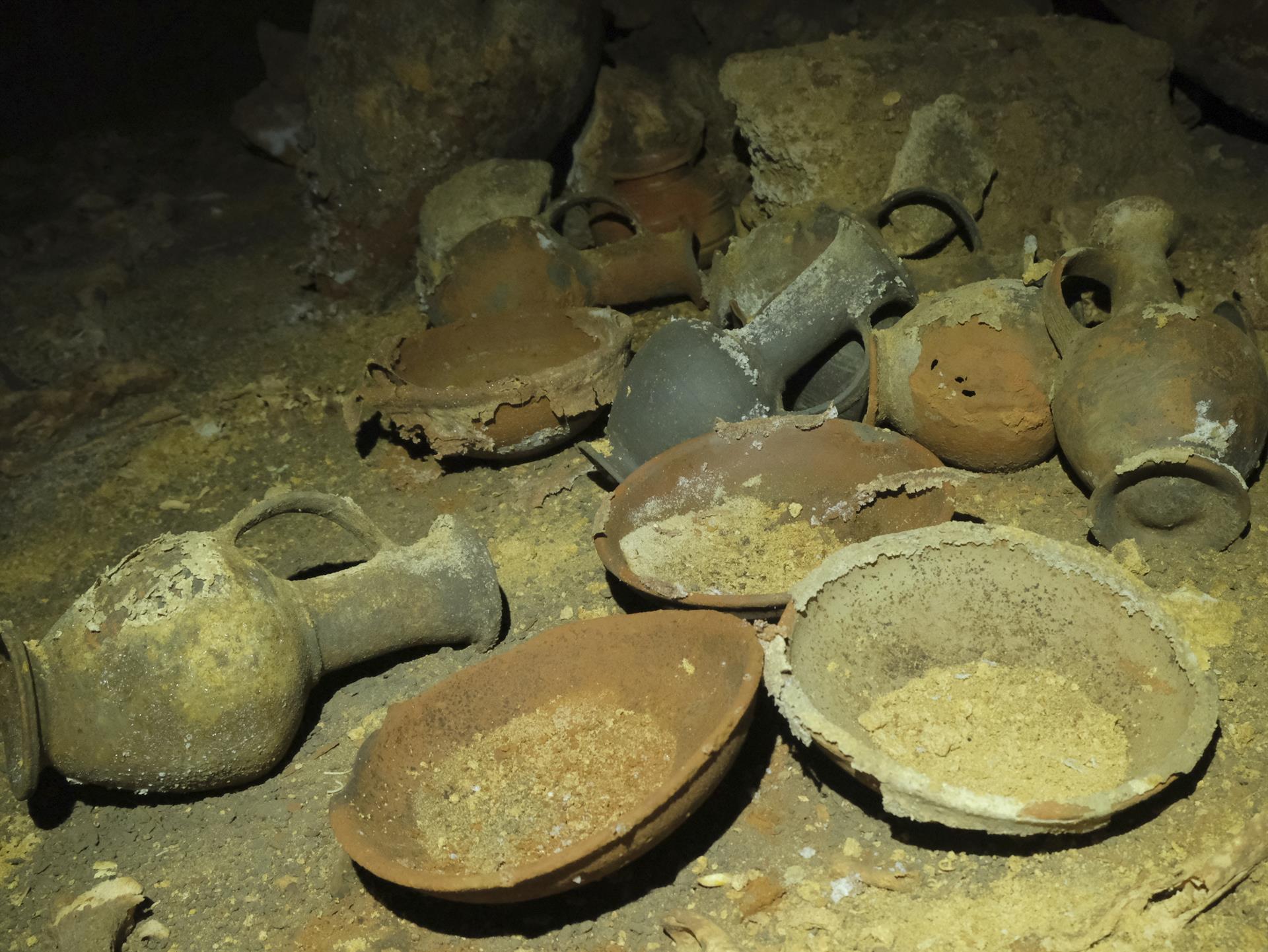 Israel descubre una cueva funeraria "intacta" de hace 3.300 años