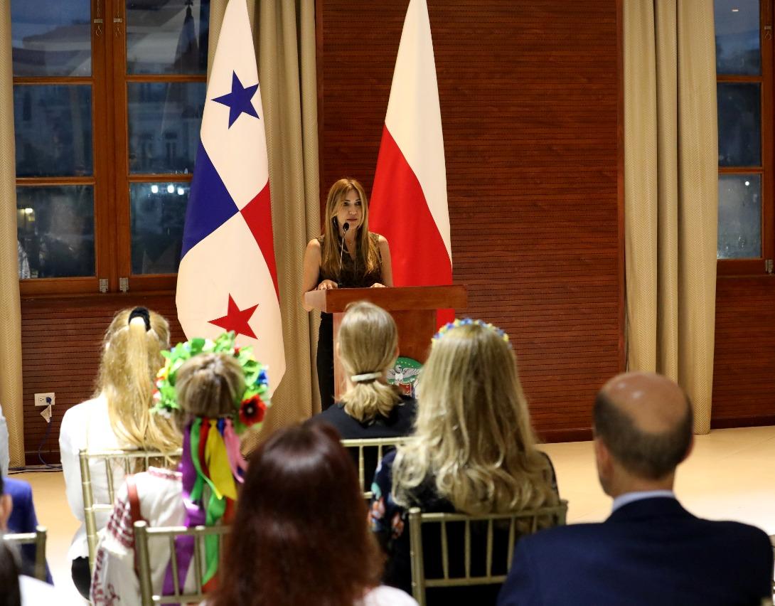 Inaugurada exposición fotográfica organizada por embajada de Polonia en Panamá, con presencia de viceministra Castro