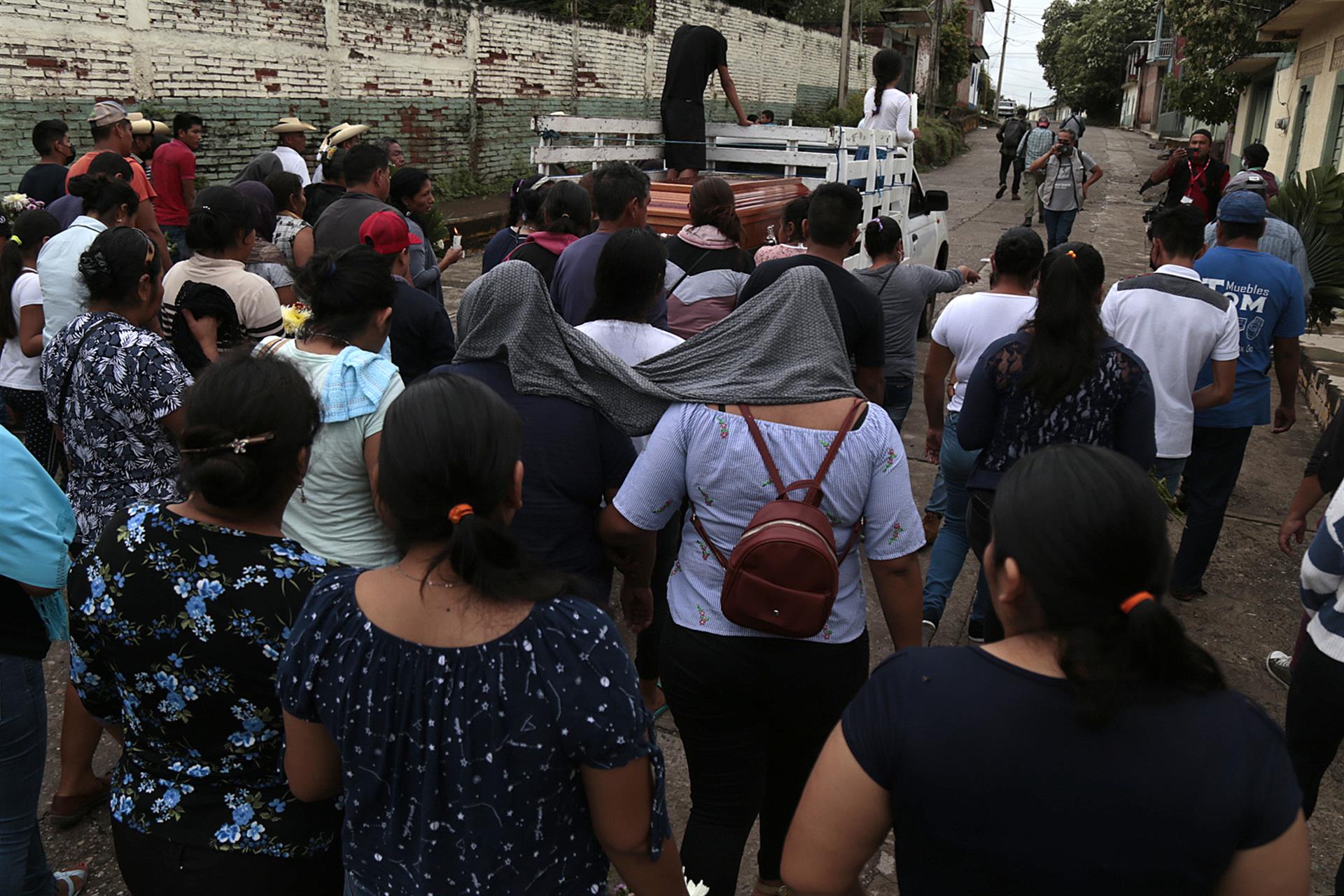 Luto y miedo en el sur de México un día después de la masacre de 20 personas