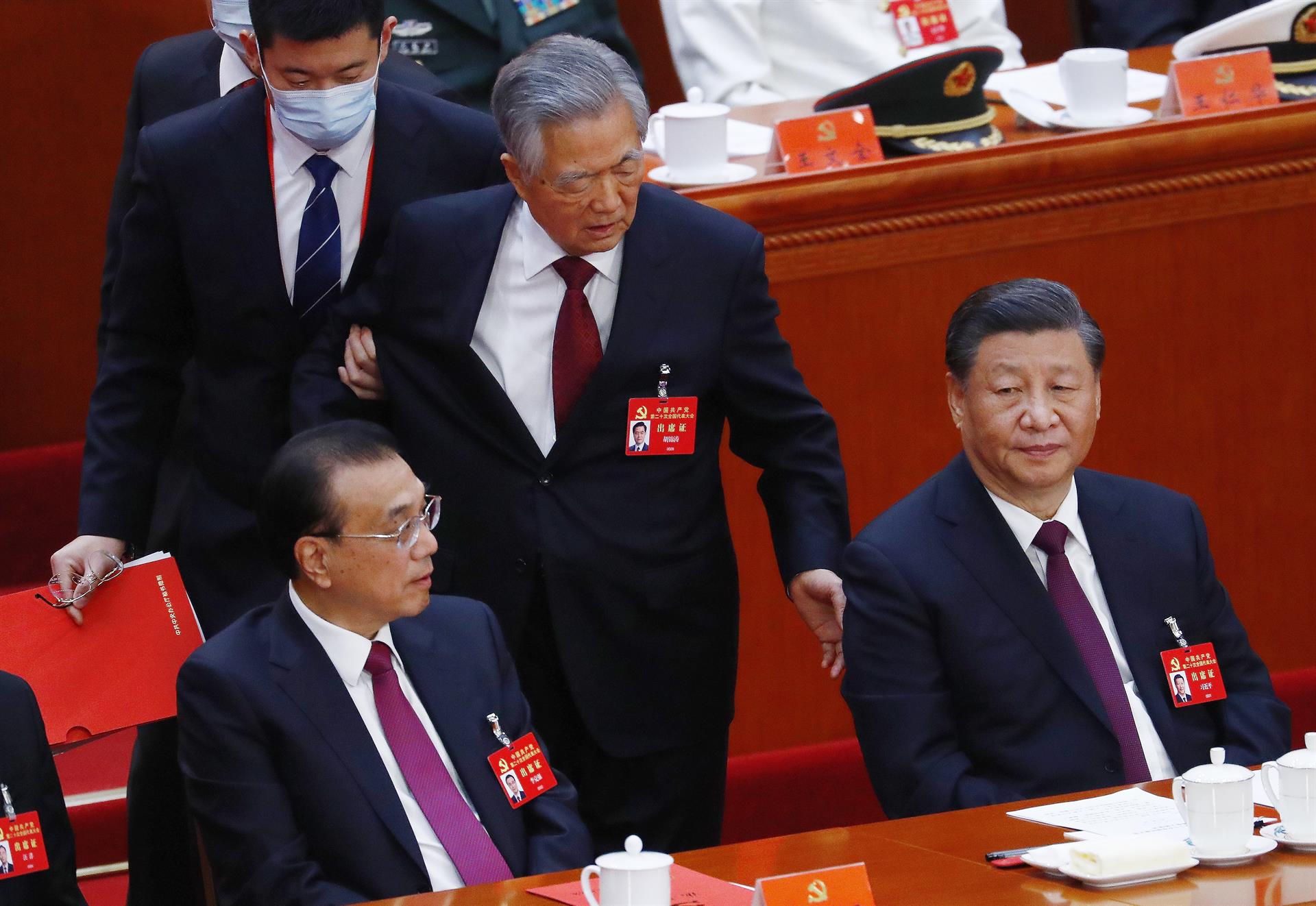 Expresidente Hu Jintao, escoltado fuera del Congreso PCCh en aparente purga