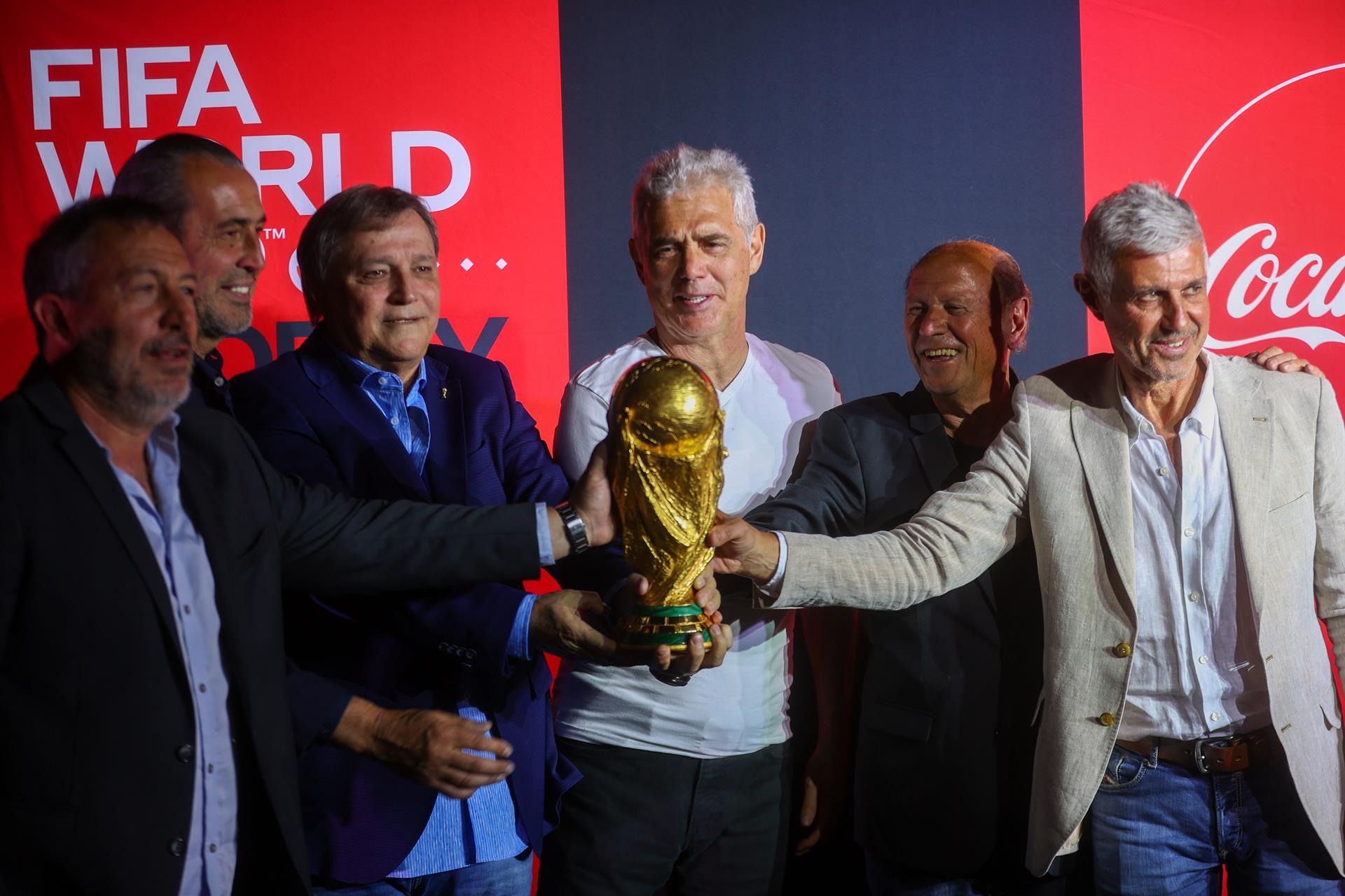 La Copa del Mundo llegó a Argentina junto a los campeones de 1978 y 1986