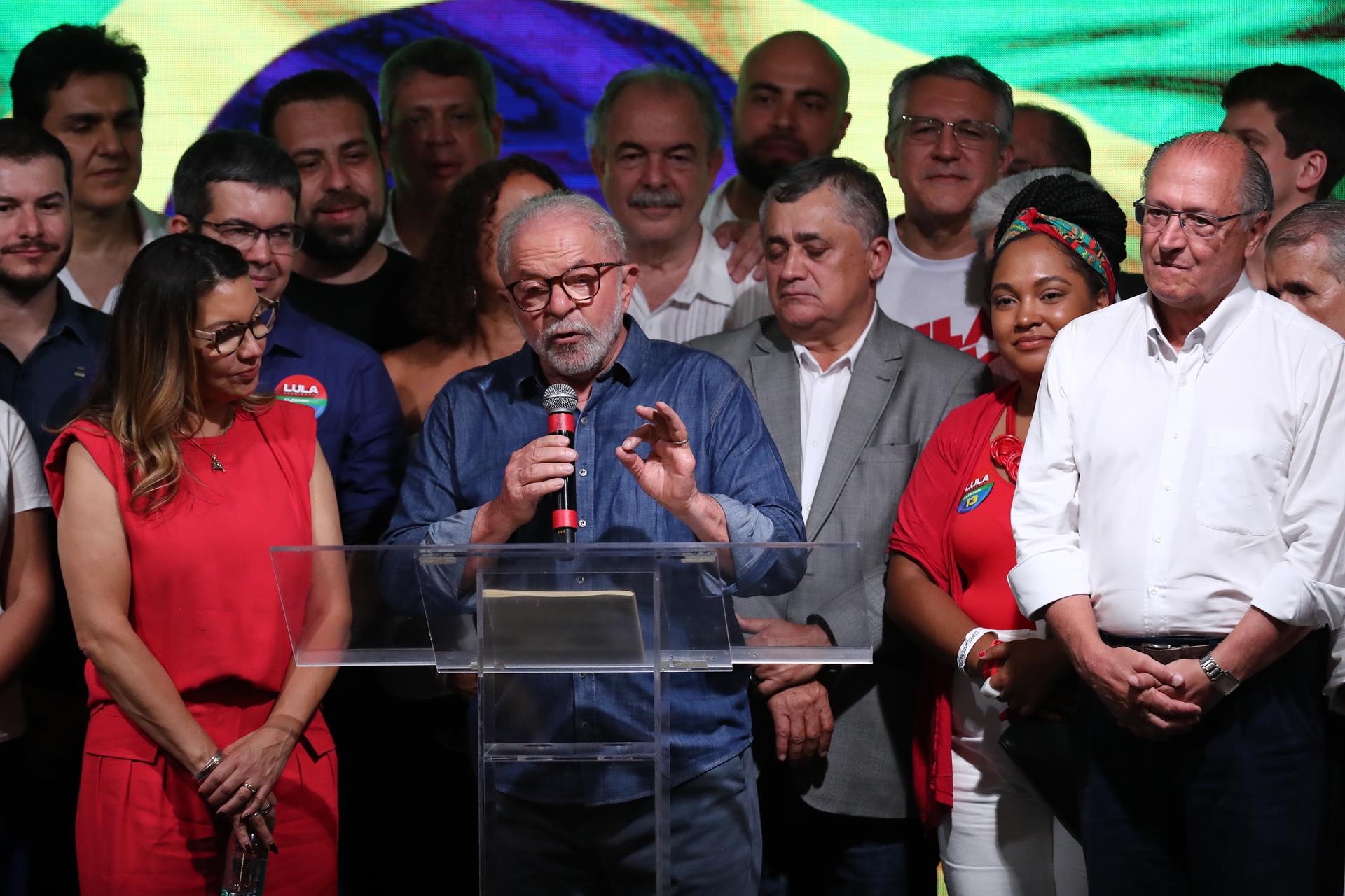Lula vuelve al poder en Brasil derrotando a un Bolsonaro que guarda silencio