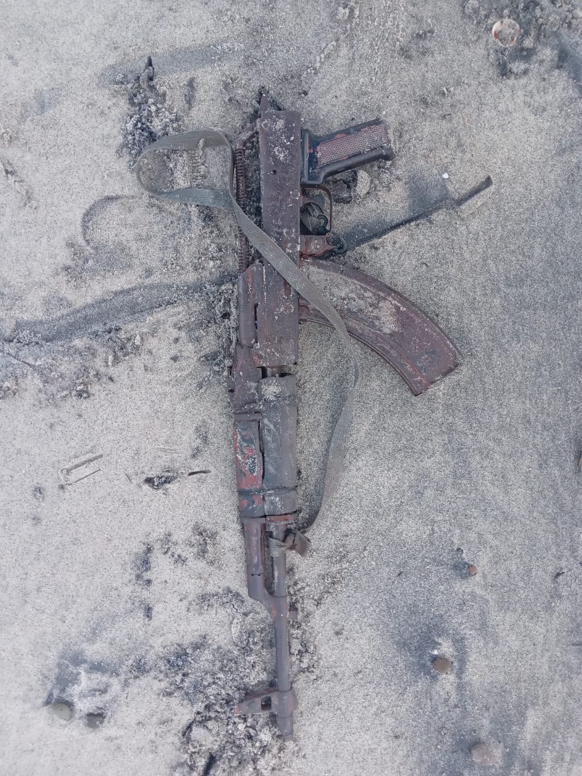 Encuentran enterrado fusil Ak-47 en Farallón