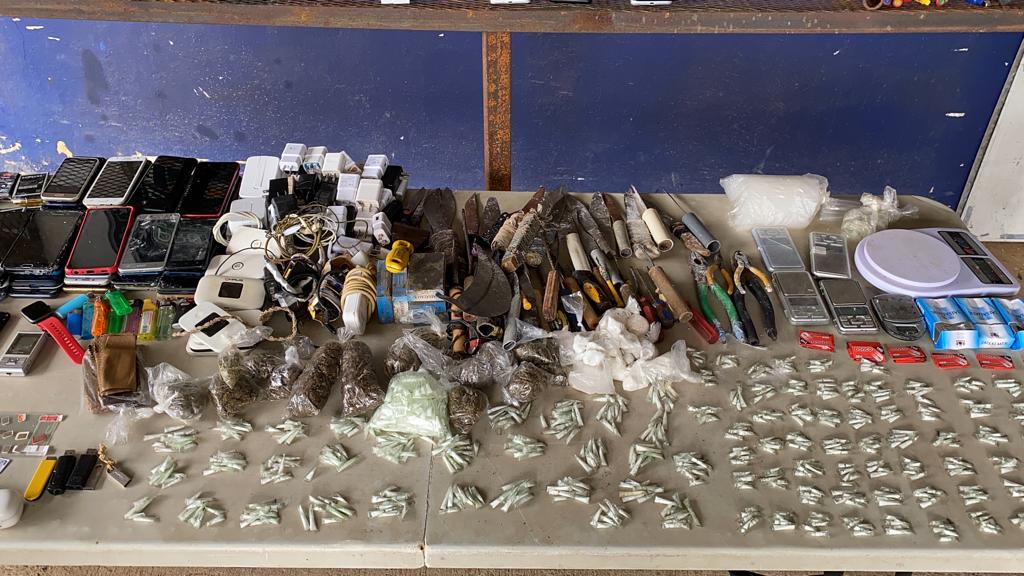 Decomisan en La Joyita 150 celulares, armas blancas y presunta droga
